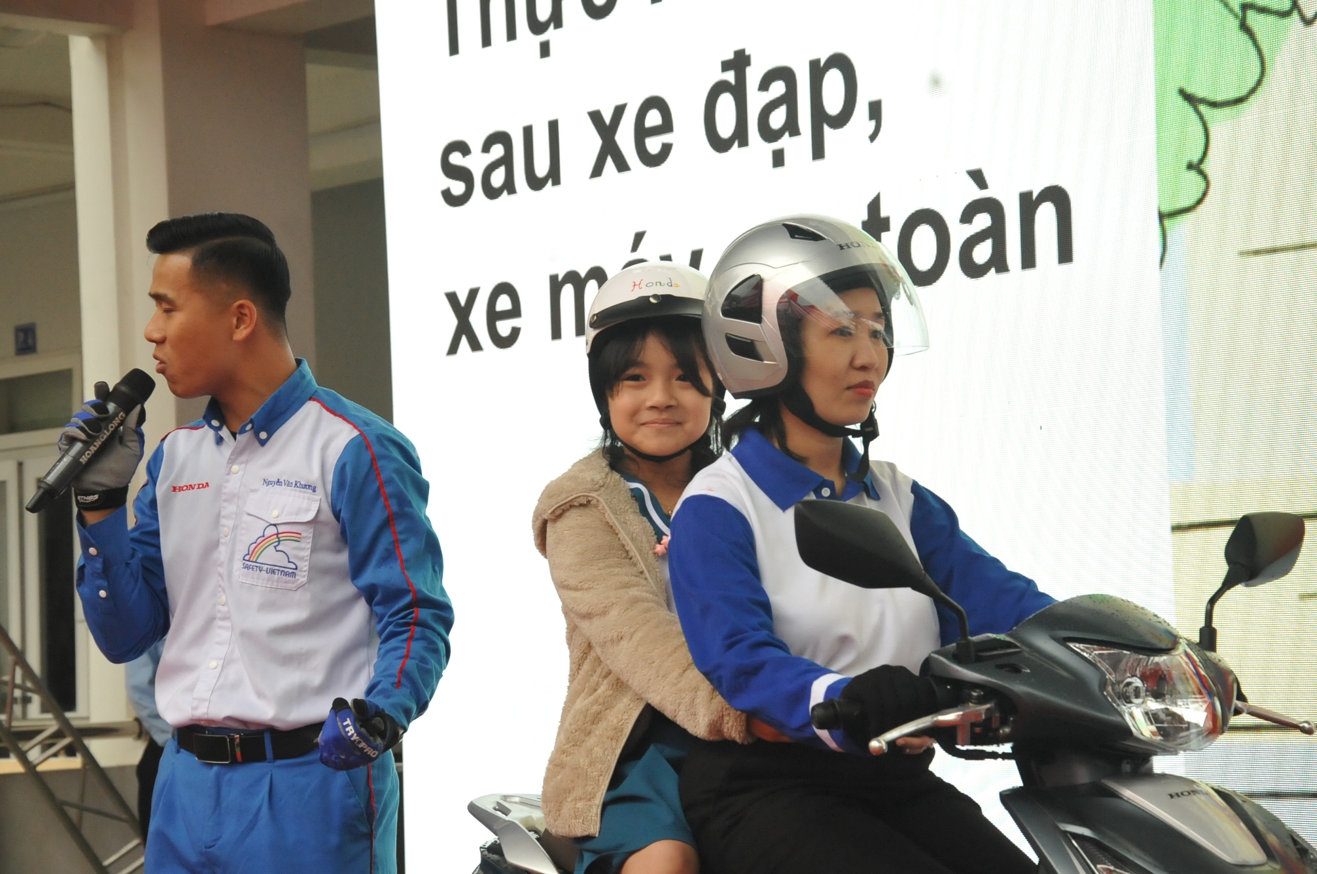 Trao tặng 2 triệu mũ bảo hiểm cho học sinh lớp 1 ở Quảng Nam- Ảnh 10.