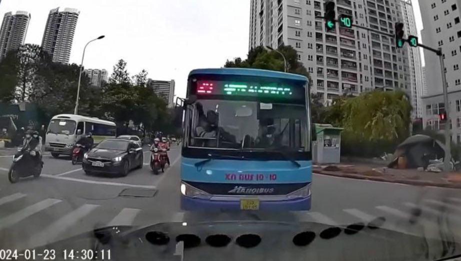 CSGT Hà Nội triệu tập xử lý lái xe buýt đi ngược chiều gây bức xúc dư luận- Ảnh 1.
