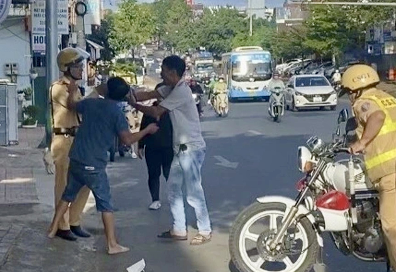 Người đàn ông vi phạm nồng độ cồn, túm cổ áo tấn công CSGT Đắk Lắk- Ảnh 1.