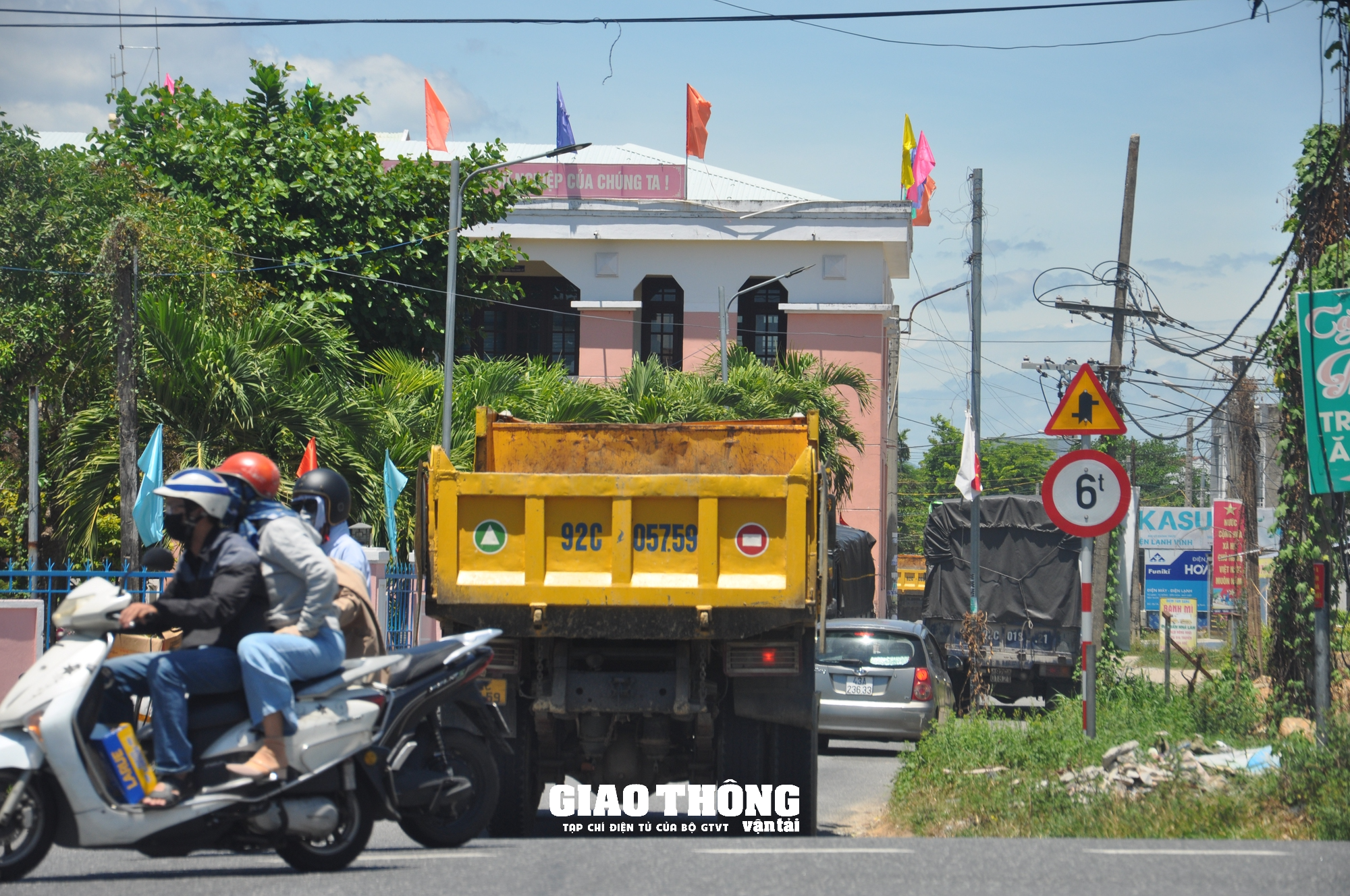 Bất chấp đường cấm, ôtô nối đuôi né trạm thu phí, bức tử đường dân sinh ở Quảng Nam- Ảnh 1.