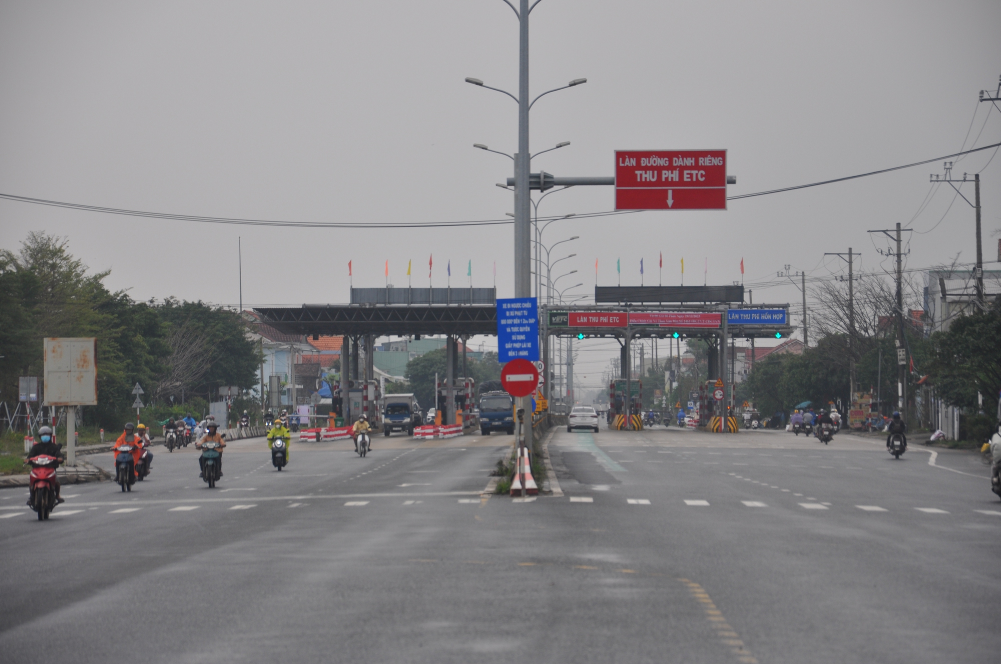 Bất chấp đường cấm, ôtô nối đuôi né trạm thu phí, bức tử đường dân sinh ở Quảng Nam- Ảnh 4.