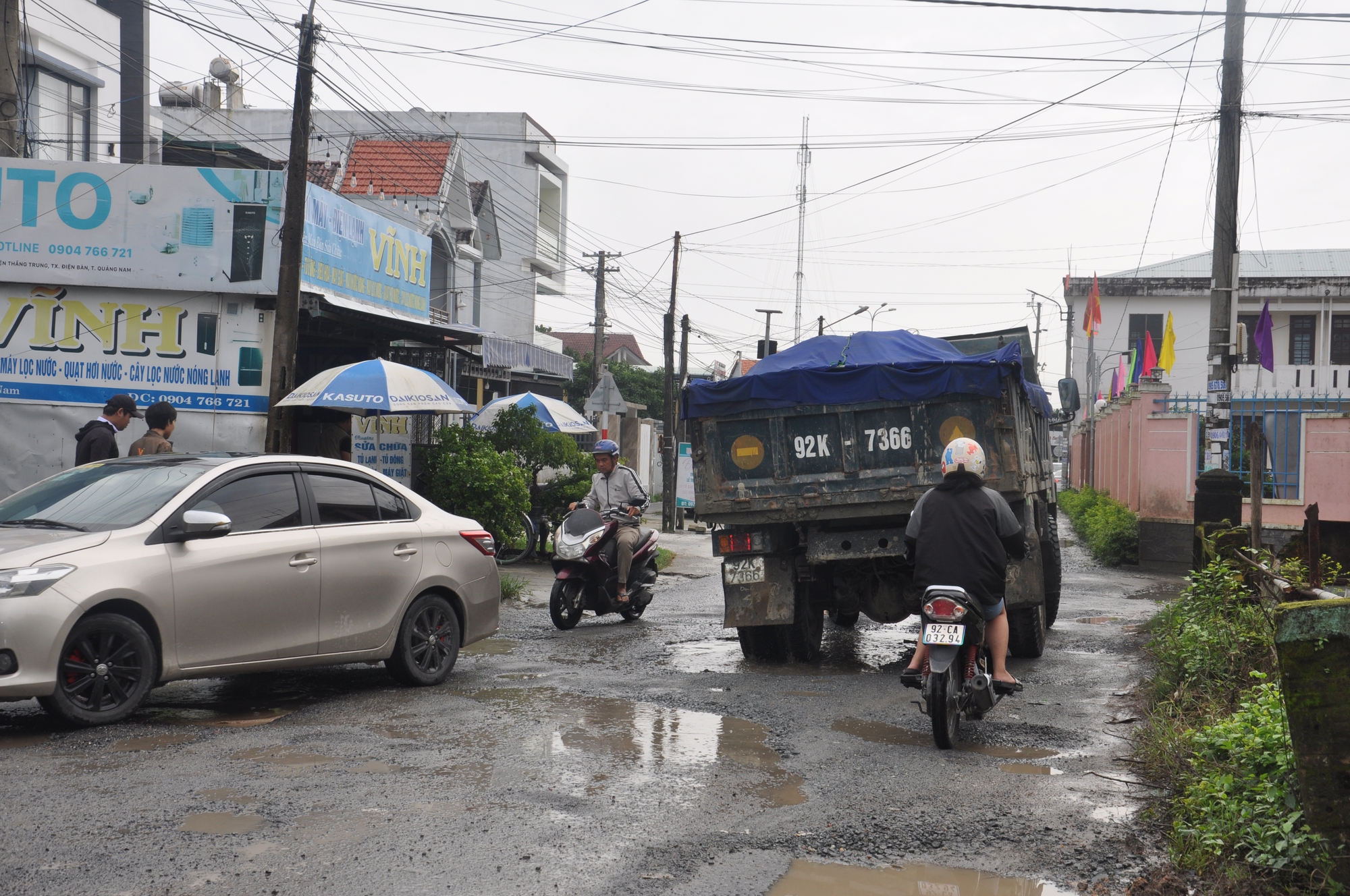Bất chấp đường cấm, ôtô nối đuôi né trạm thu phí, bức tử đường dân sinh ở Quảng Nam- Ảnh 17.