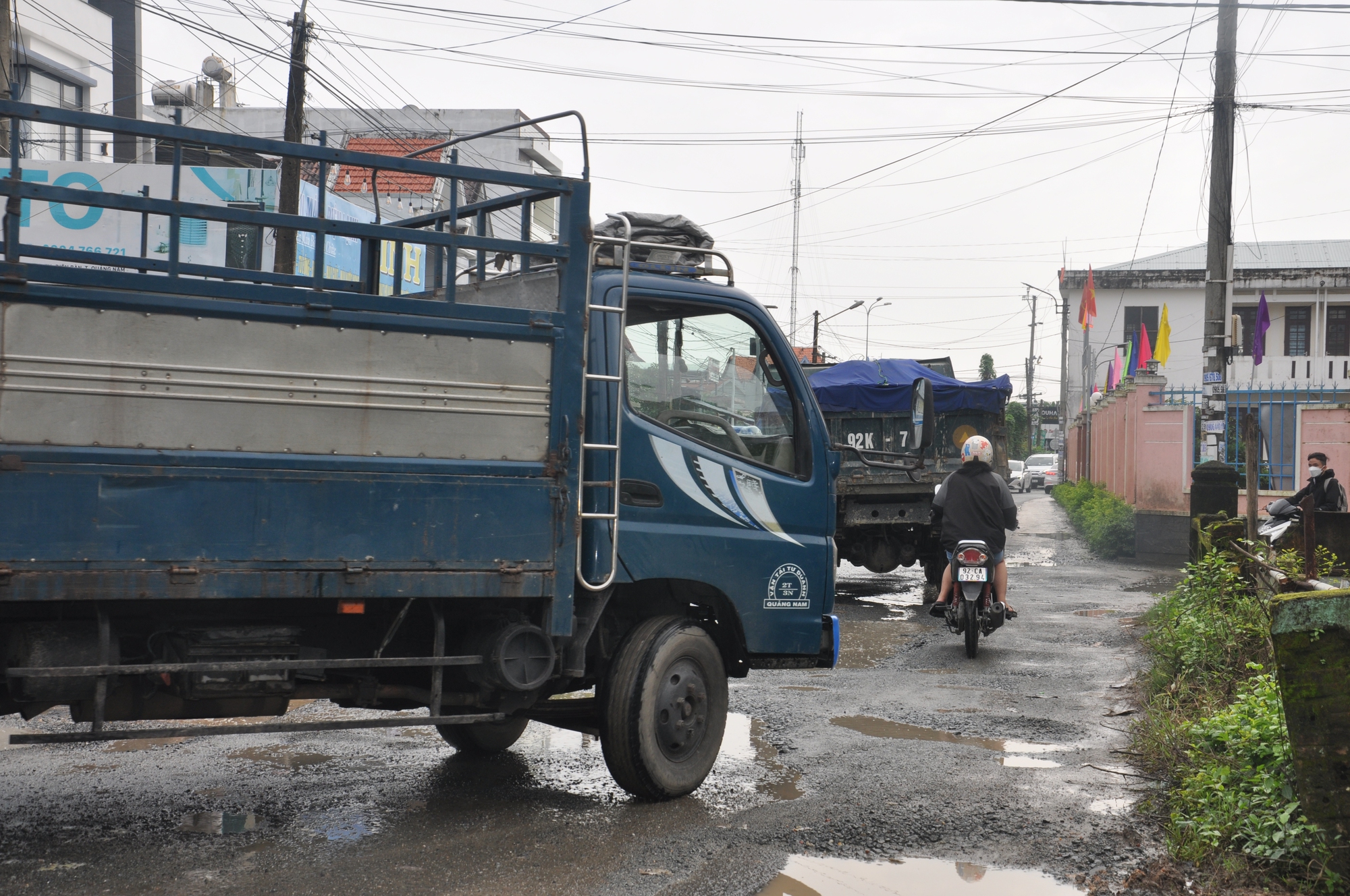 Bất chấp đường cấm, ôtô nối đuôi né trạm thu phí, bức tử đường dân sinh ở Quảng Nam- Ảnh 18.