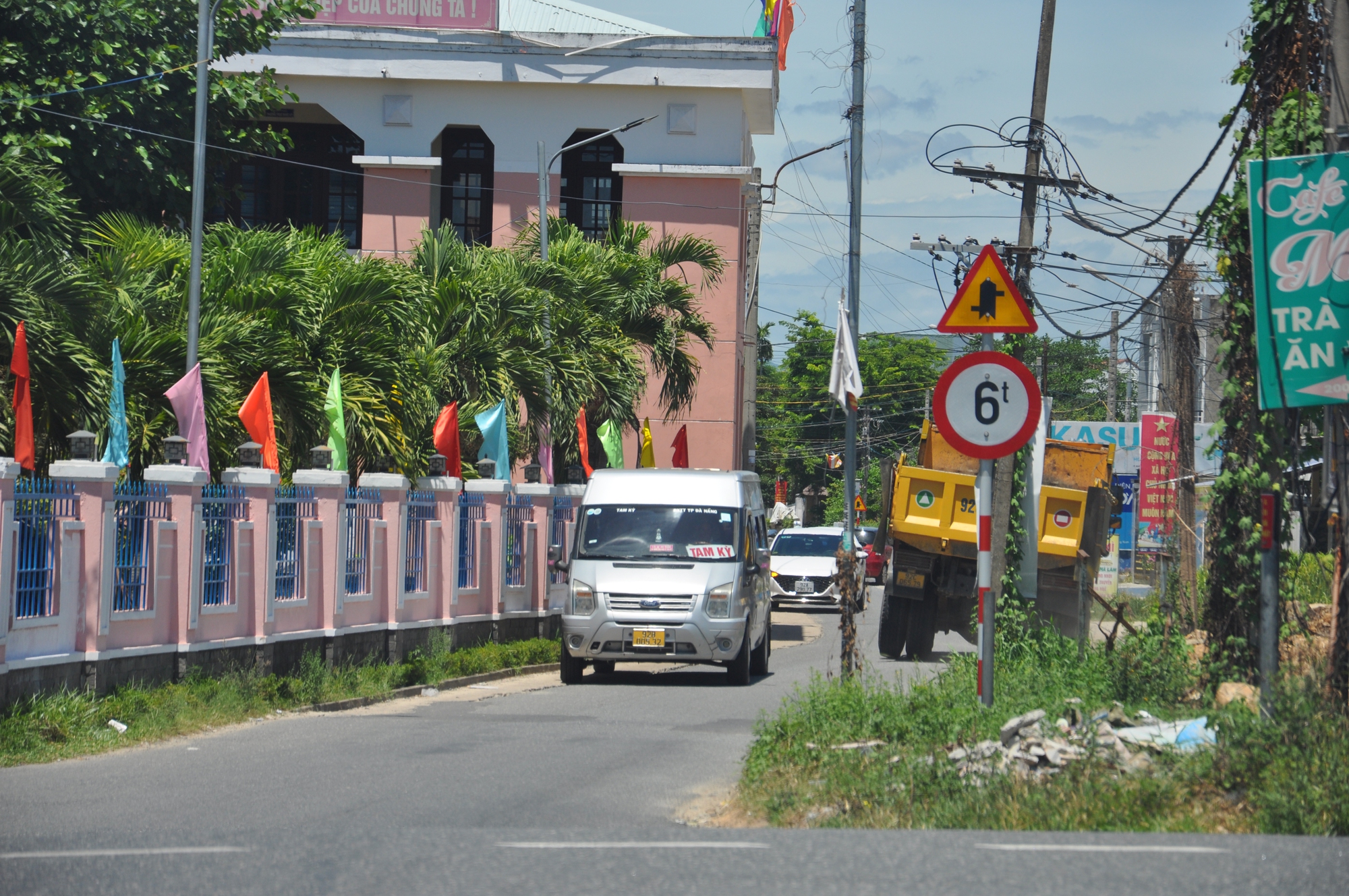 Bất chấp đường cấm, ôtô nối đuôi né trạm thu phí, bức tử đường dân sinh ở Quảng Nam- Ảnh 12.