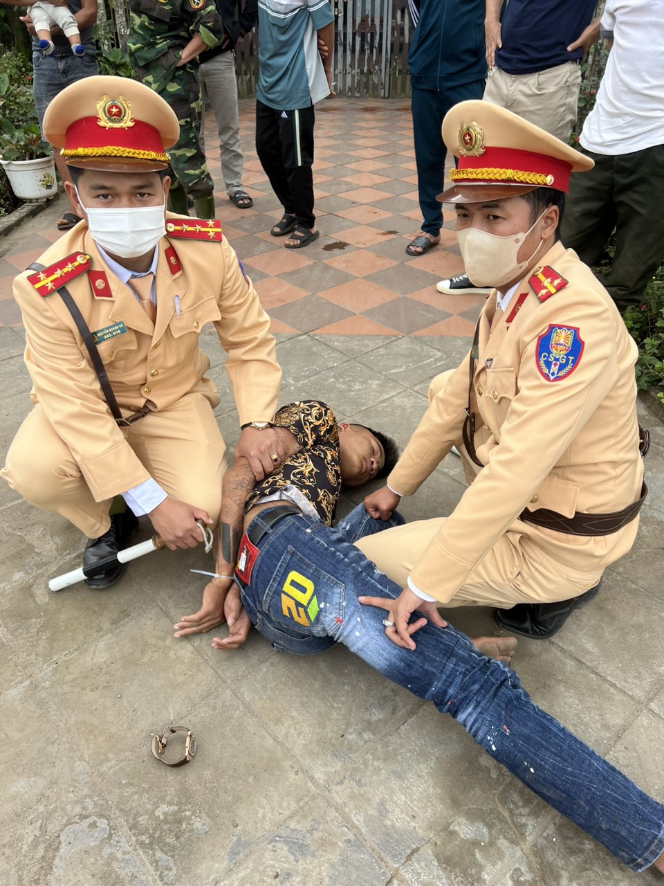 CSGT Quảng Trị chặn bắt quật ngã đối tượng vận chuyển ma tuý như phim hành động- Ảnh 1.