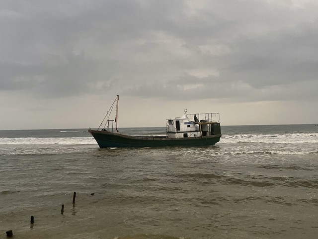 Cận cảnh tàu lạ ghi chữ nước ngoài trôi dạt vào bờ biển Quảng Trị- Ảnh 1.