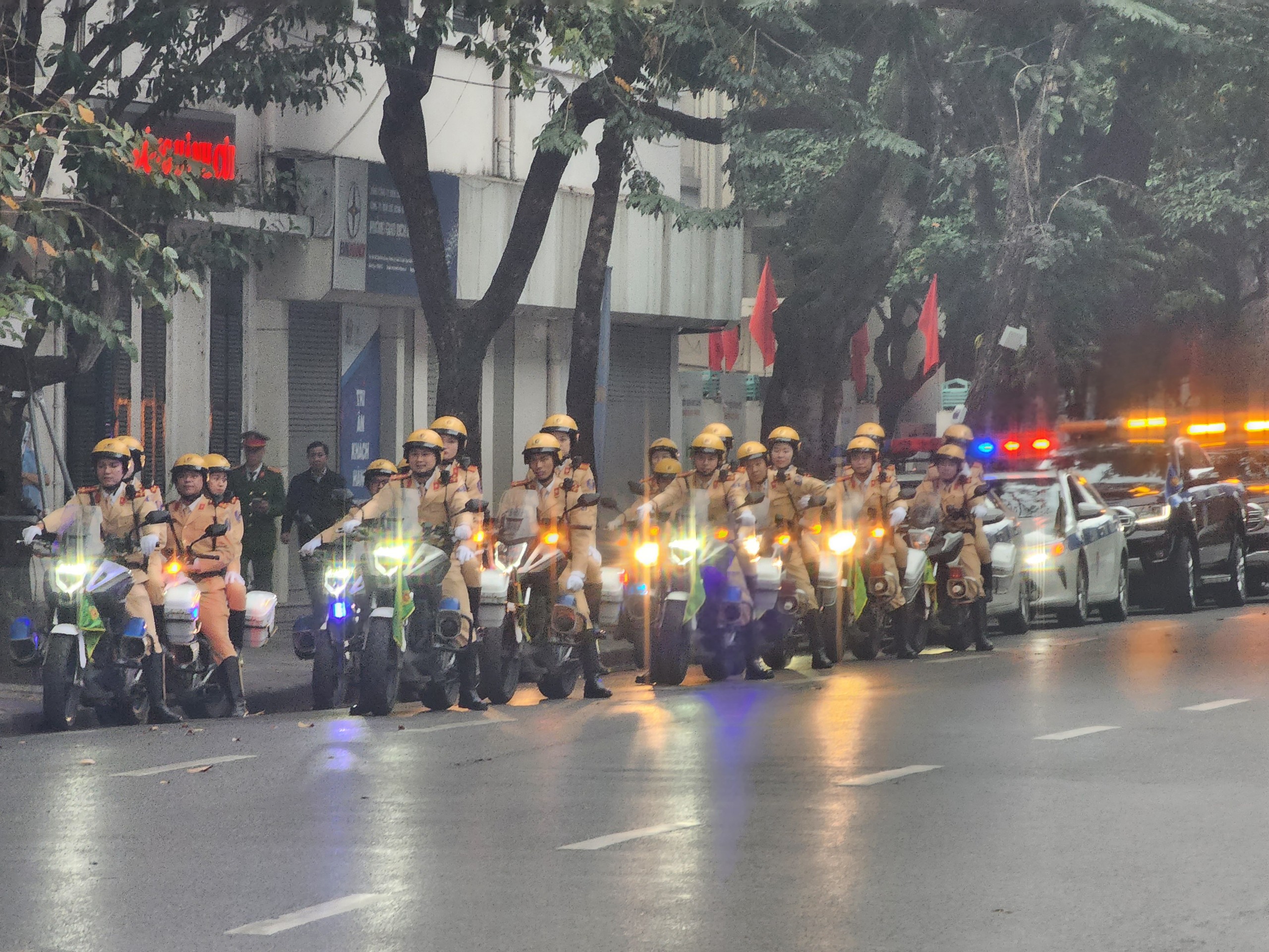 Phó Thủ tướng Trần Lưu Quang: Nêu gương "Thượng tôn pháp luật" để xây dựng văn hóa giao thông an toàn- Ảnh 1.