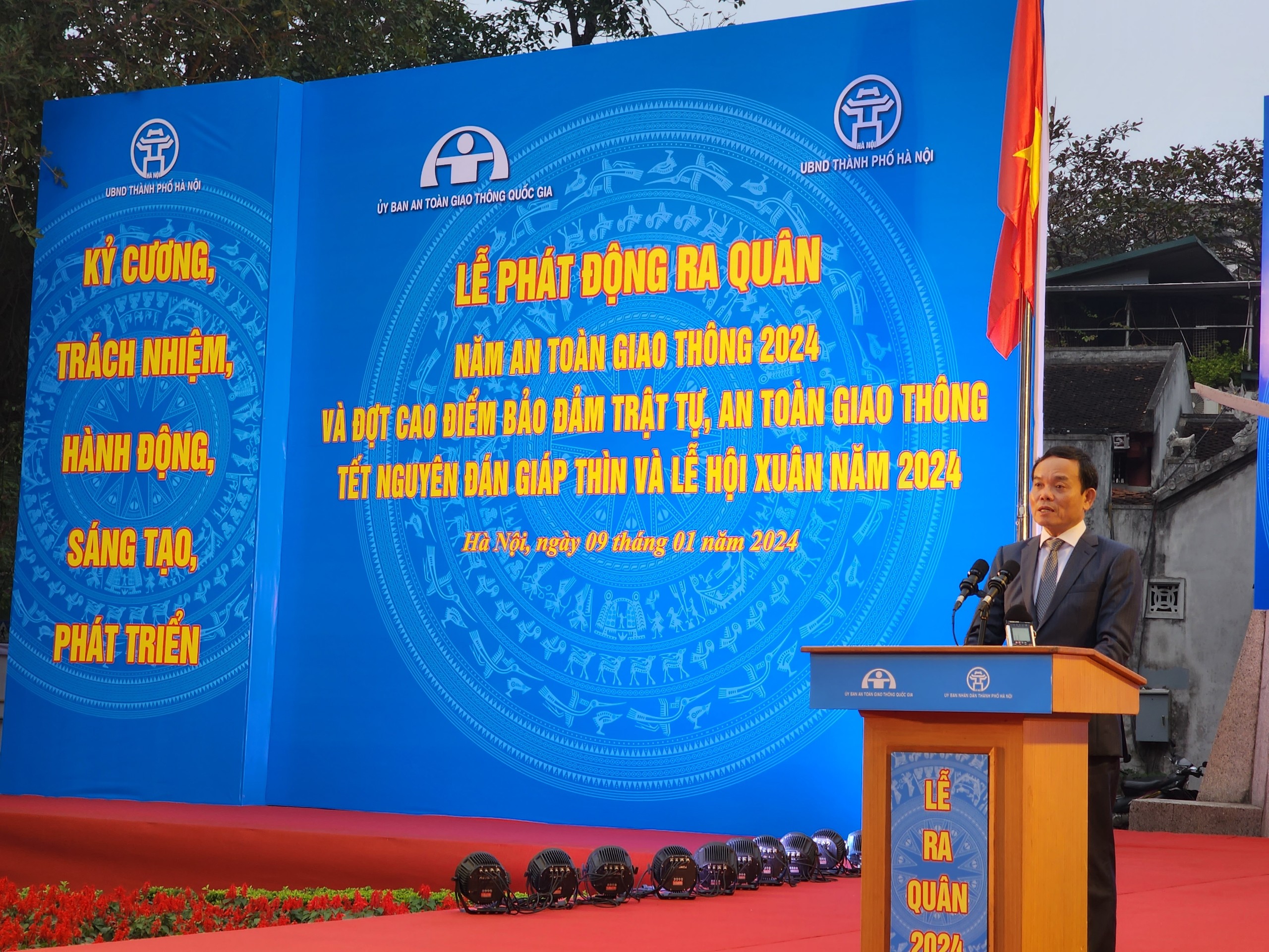Phó Thủ tướng Trần Lưu Quang: Nêu gương "Thượng tôn pháp luật" để xây dựng văn hóa giao thông an toàn- Ảnh 4.