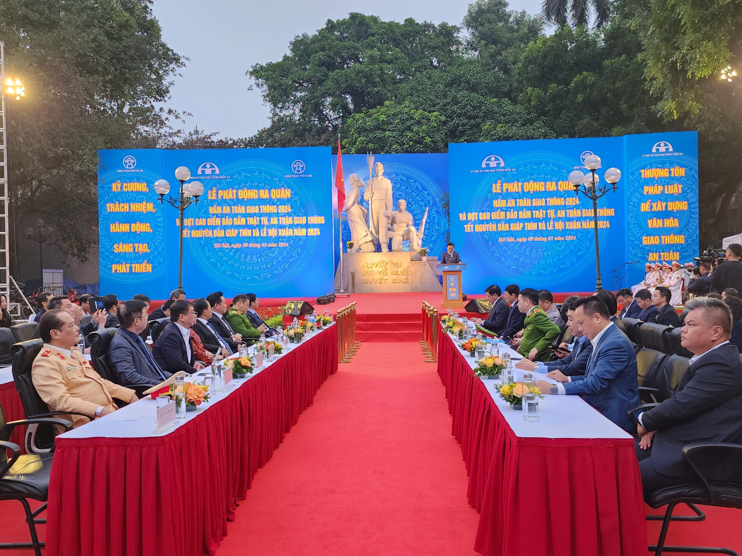 Phó Thủ tướng Trần Lưu Quang: Nêu gương "Thượng tôn pháp luật" để xây dựng văn hóa giao thông an toàn- Ảnh 2.