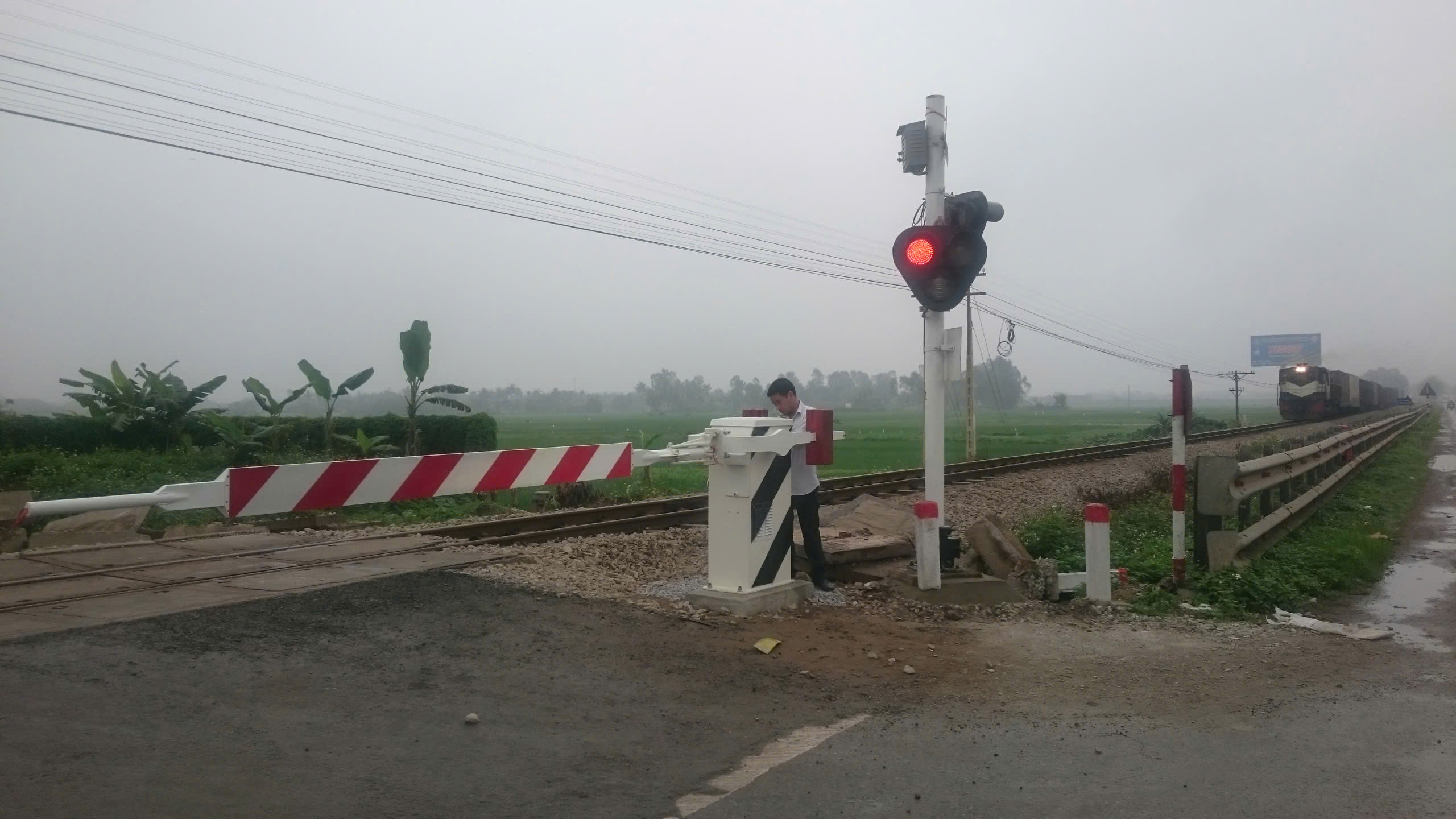 Phát huy ưu thế công nghệ trong phục vụ an toàn chạy tàu, bảo đảm ATGT đường sắt - Ảnh 1.