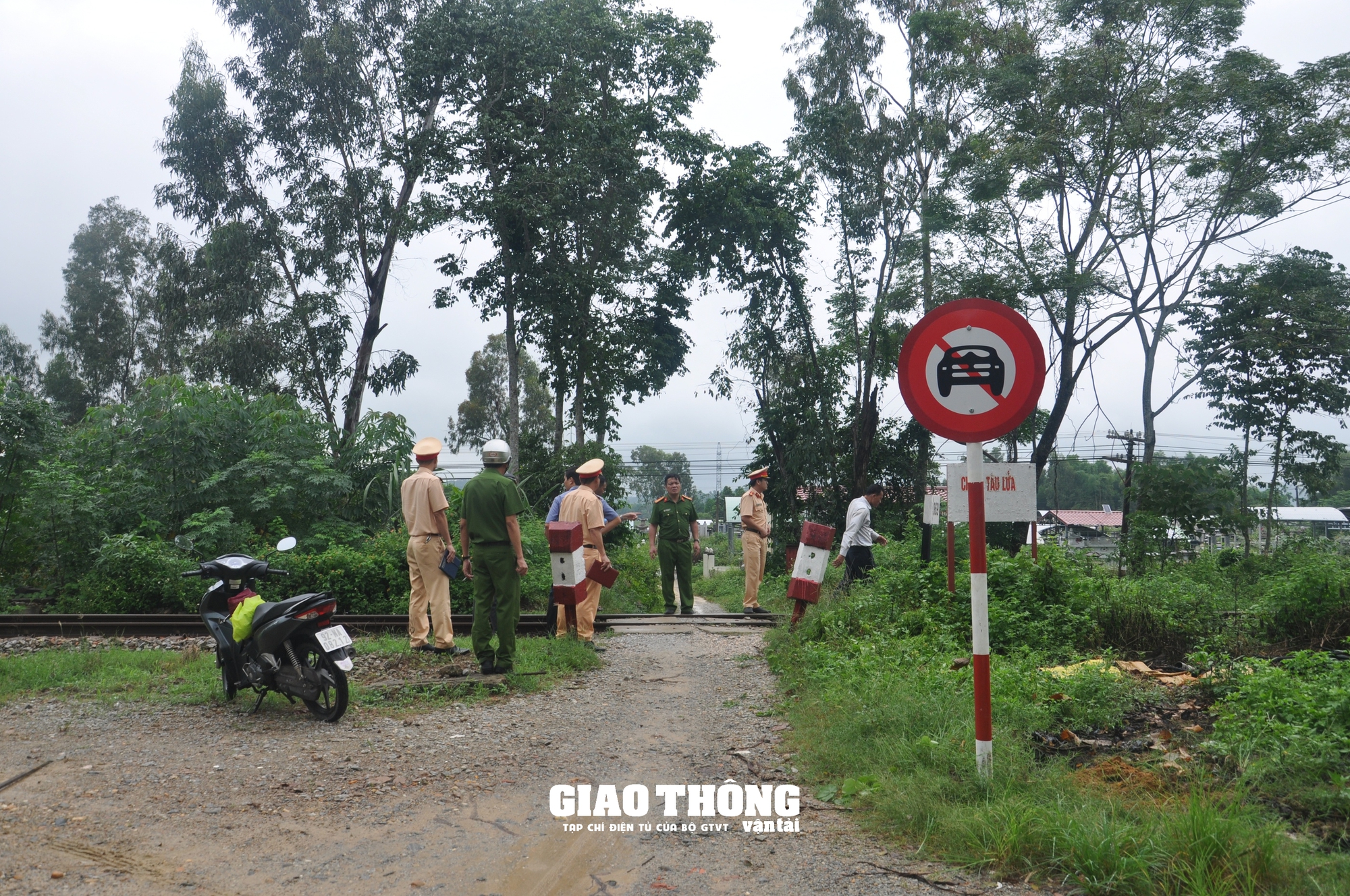 Quảng Nam "tổng lực" đóng, xóa loạt lối đi tự mở qua đường sắt - Ảnh 7.