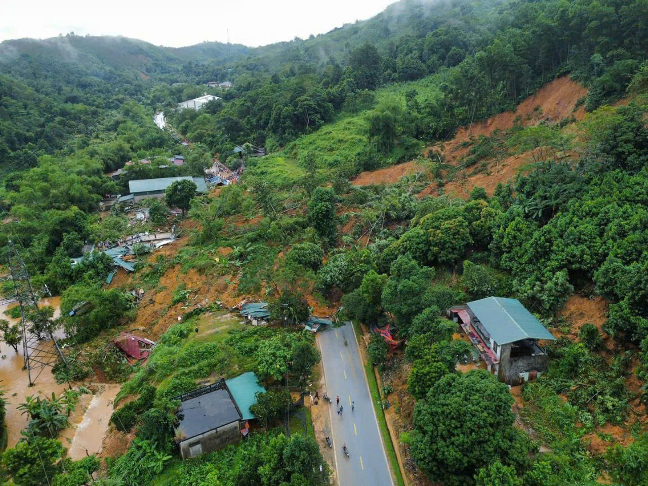 Ứng phó, khắc phục hậu quả thiên tai - Kỳ 1: Thiên tai tác hại hàng đầu với công trình giao thông - Ảnh 1.