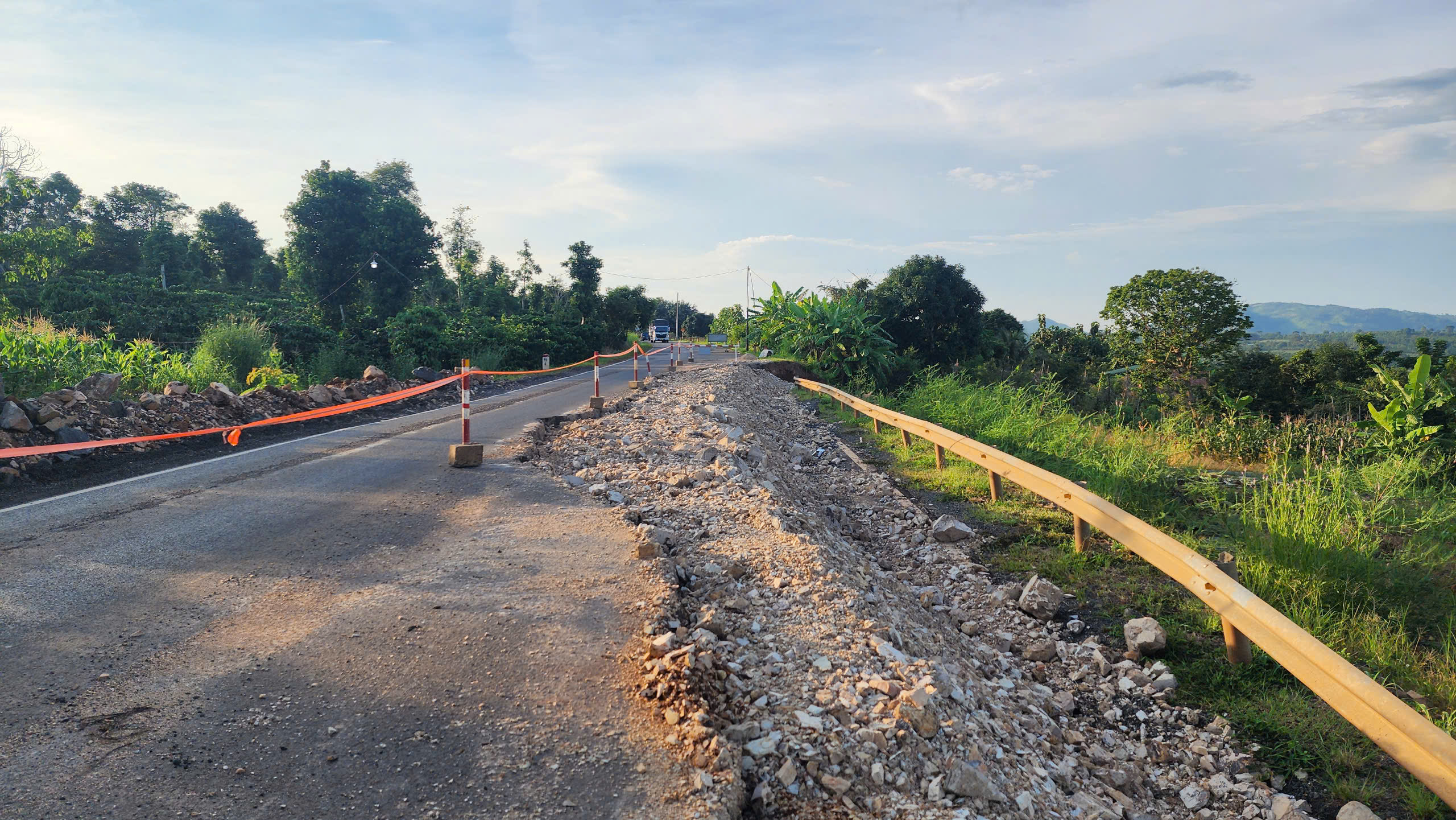 Đắk Lắk: Đường tránh Ea H'leo tiếp tục sụt trượt, hư hỏng nền đường- Ảnh 1.