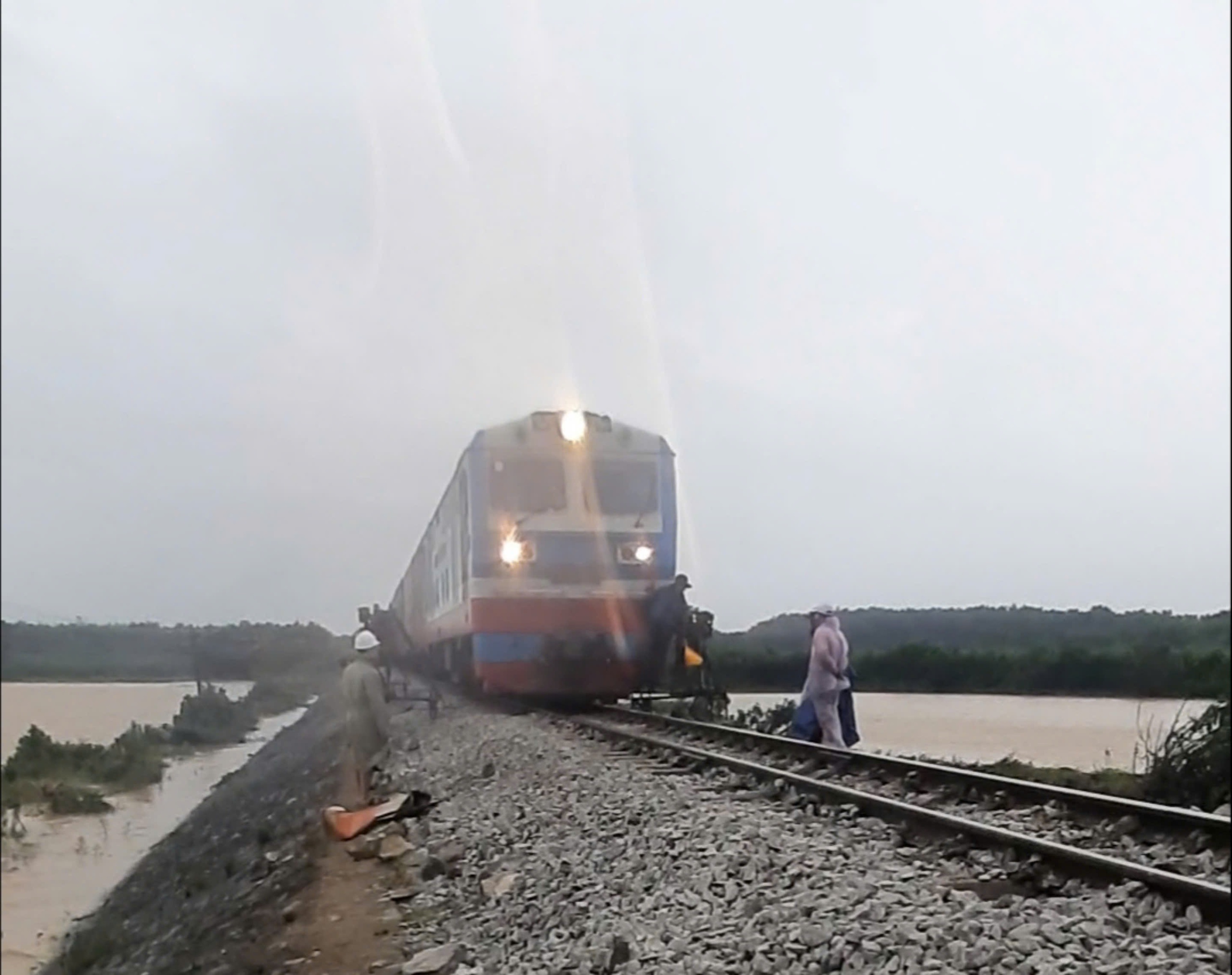 Video cận cảnh tàu thông tuyến đường sắt qua 2 tỉnh Quảng Bình-Quảng Trị sau khi được khôi phục - Ảnh 1.