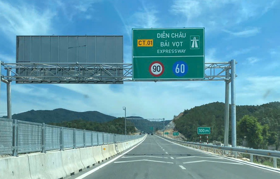 Vì sao xóa bỏ dòng chữ "đường bảo hành 10 năm" trên biển báo? - Ảnh 1.