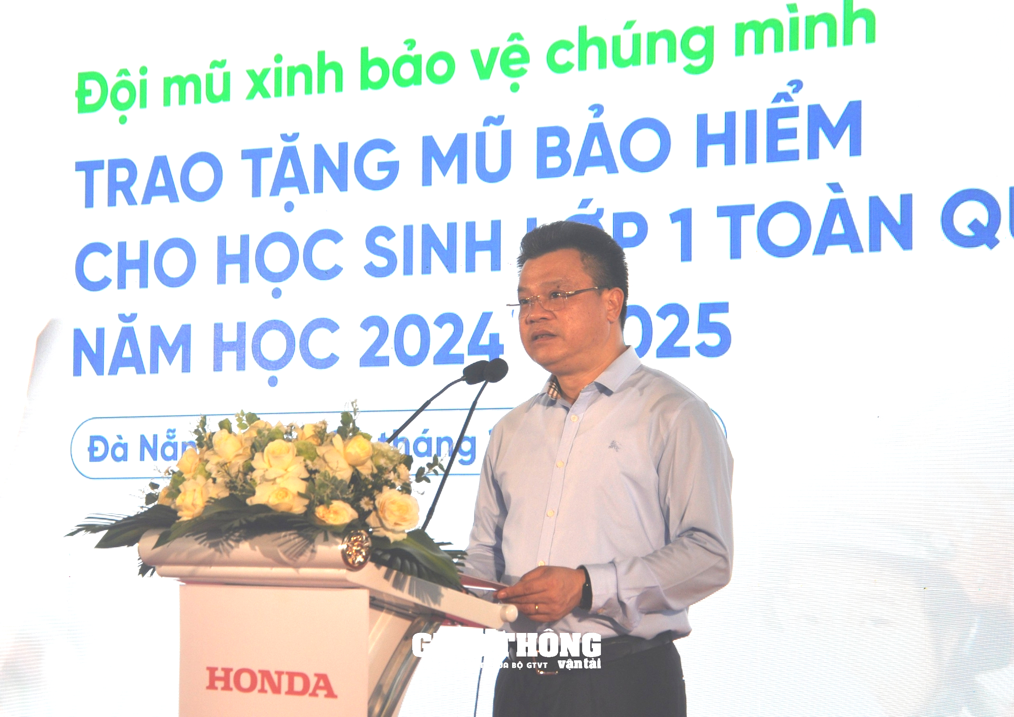 Trao tặng mũ bảo hiểm cho học sinh lớp 1 khu vực miền Trung năm học 2024 – 2025 - Ảnh 2.