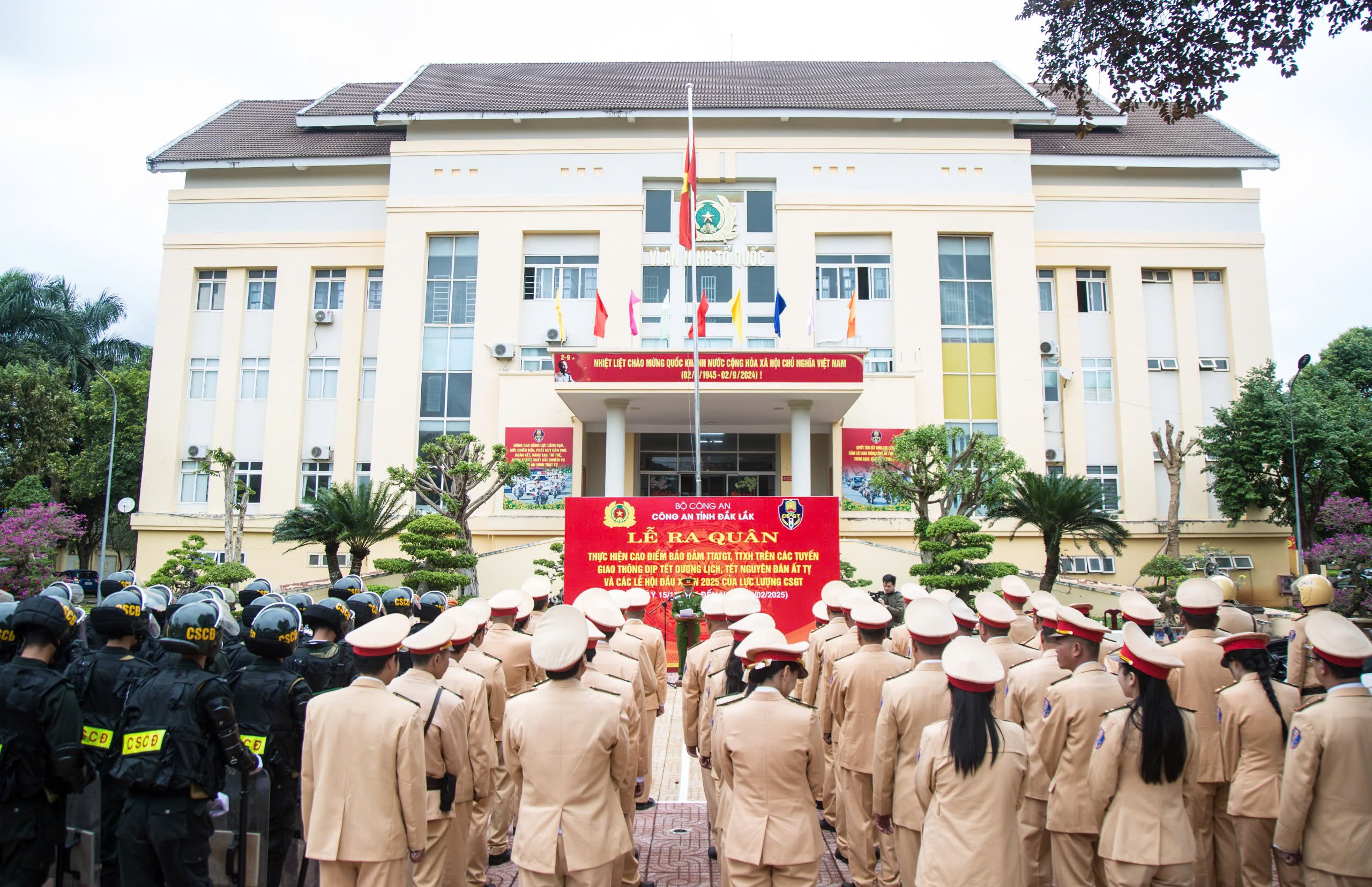 Công an tỉnh Đắk Lắk ra quân thực hiện cao điểm đảm bảo TTATGT dịp Tết Nguyên đán 2025- Ảnh 6.