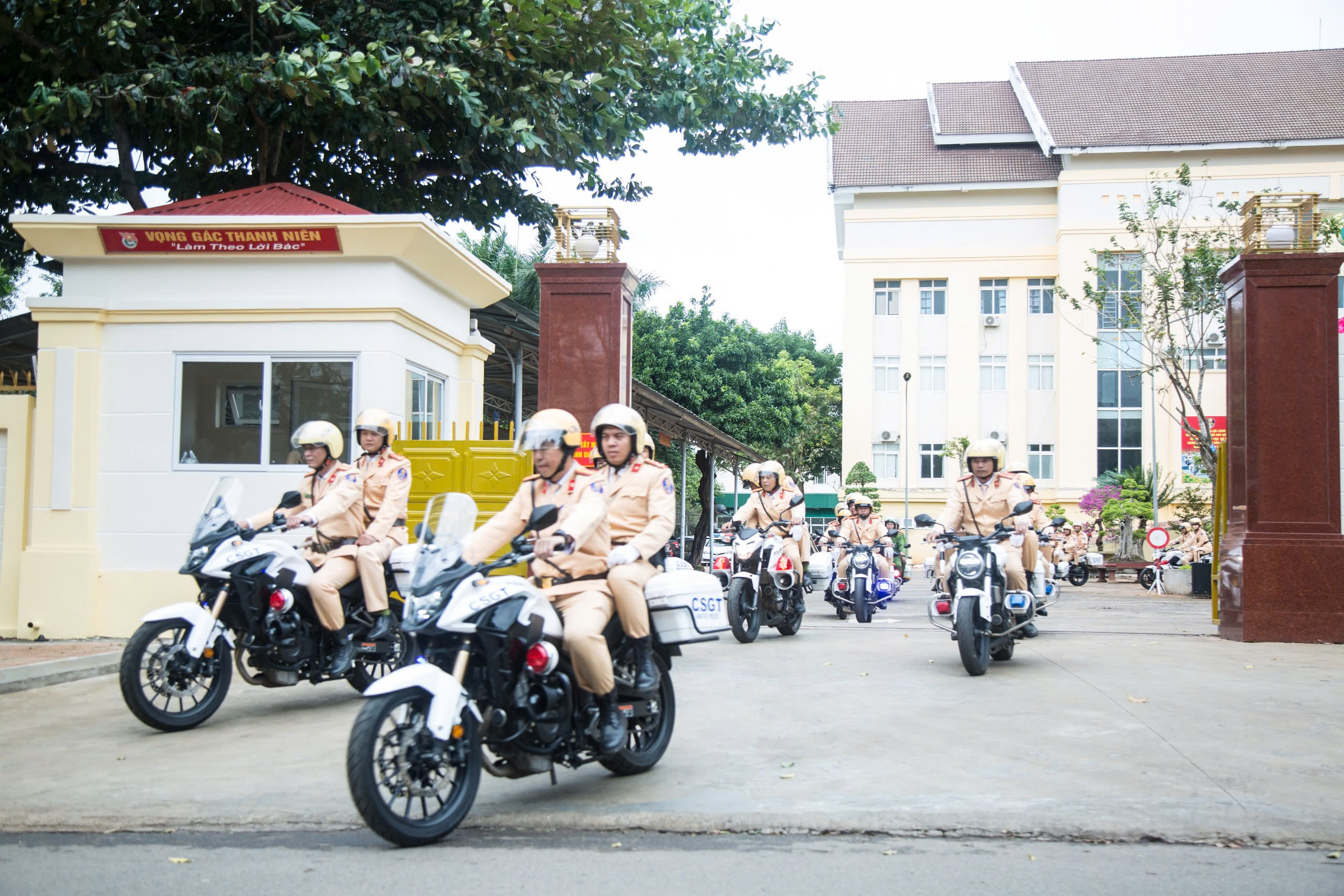 Công an tỉnh Đắk Lắk ra quân thực hiện cao điểm đảm bảo TTATGT dịp Tết Nguyên đán 2025- Ảnh 9.