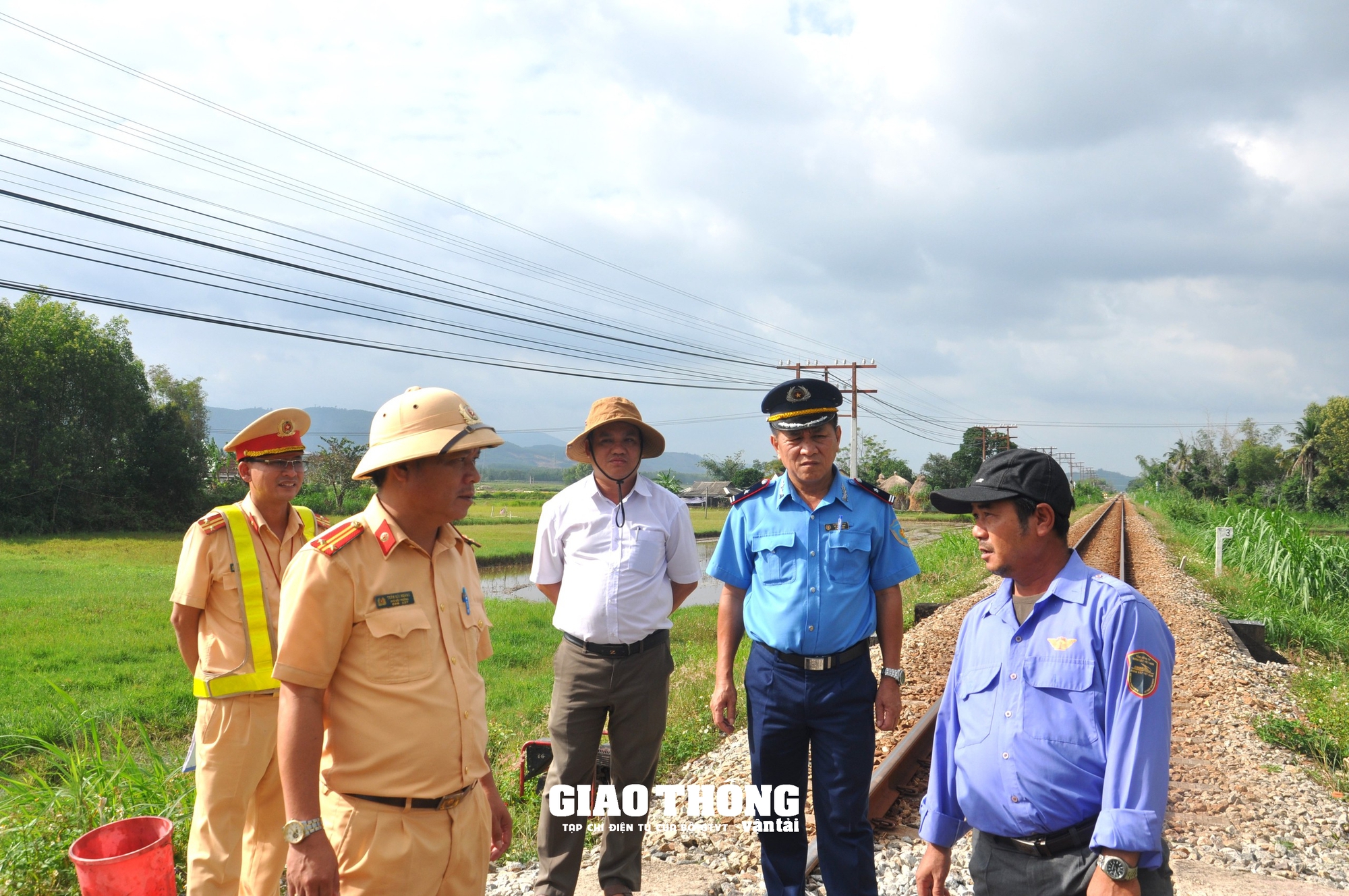 Quảng Ngãi đóng, xóa loạt lối đi tự mở gây mất ATGT đường sắt - Ảnh 10.