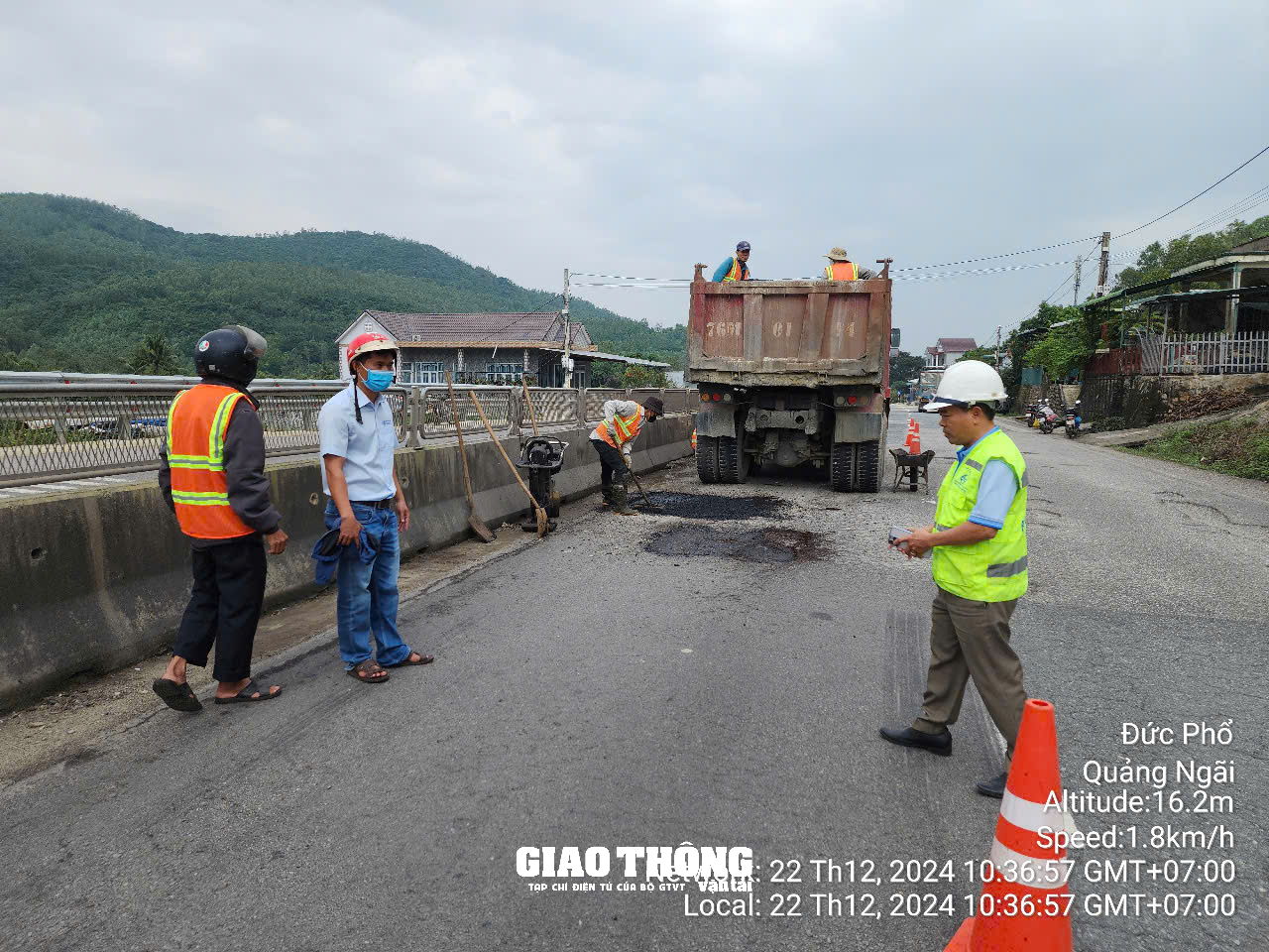 Cận cảnh công tác khắc phục hư hỏng mặt đường QL1 qua tỉnh Quảng Ngãi- Ảnh 3.