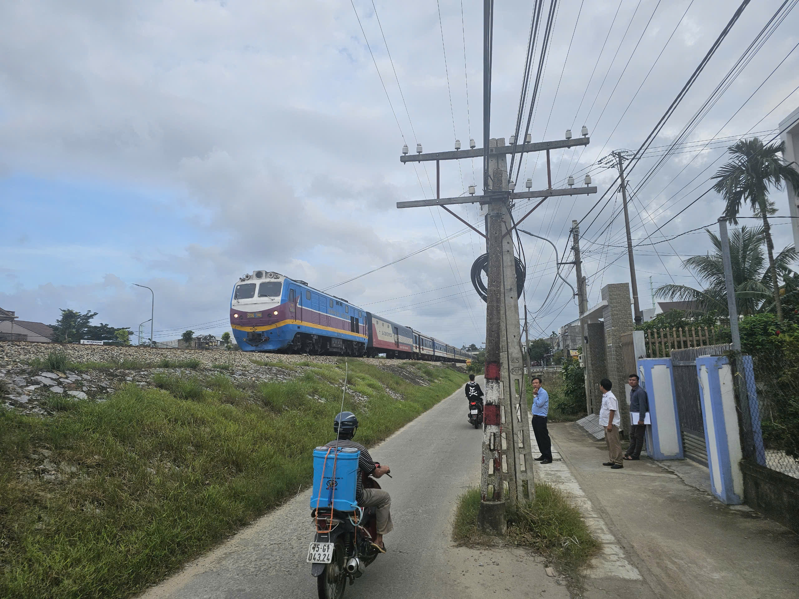 Thừa Thiên Huế: Cần bảo vệ an toàn dãy cột thông tin đường sắt Bắc – Nam vô tình “mọc” trên đường giao thông - Ảnh 1.