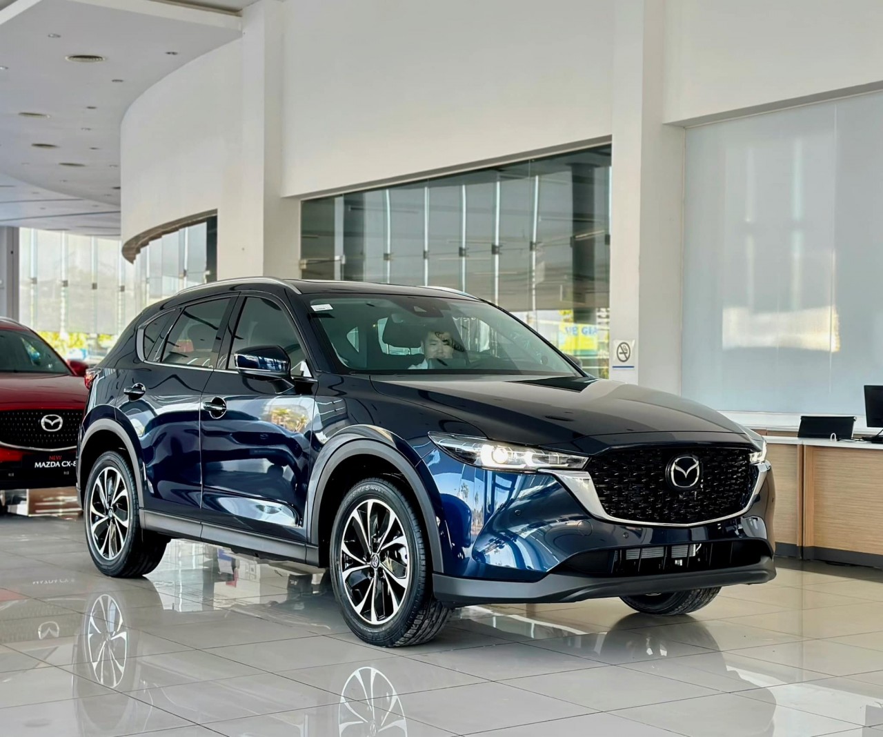 Giá xe Mazda CX-5 lăn bánh tháng 12/2024: Rẻ nhất phân khúc, Honda CR-V, Hyundai Tucson gặp khó - Ảnh 1.