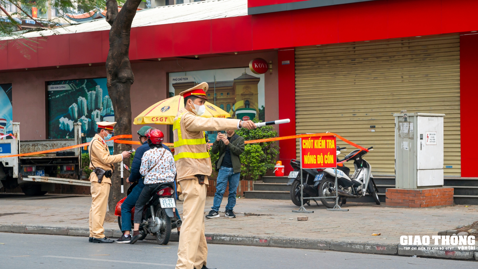 Từ 01/01/2025 tăng vài chục lần xử phạt vi phạm giao thông: Vượt đèn đỏ phạt 20 triệu, có lỗi tăng 50 lần- Ảnh 1.