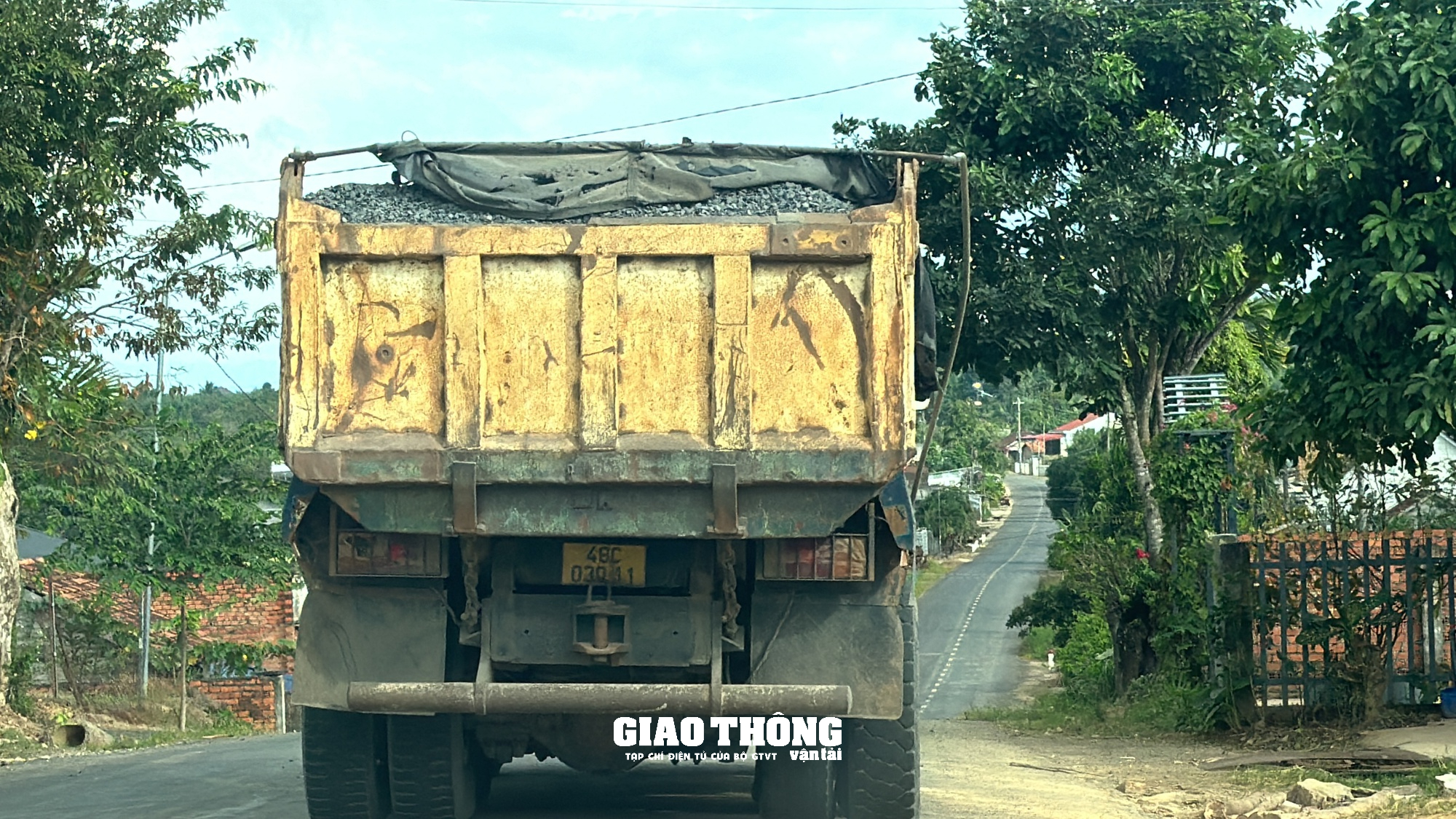 Đắk Nông: Xe chở đá dấu hiệu cơi nới thành thùng chở quá tải lại hoành hành- Ảnh 1.