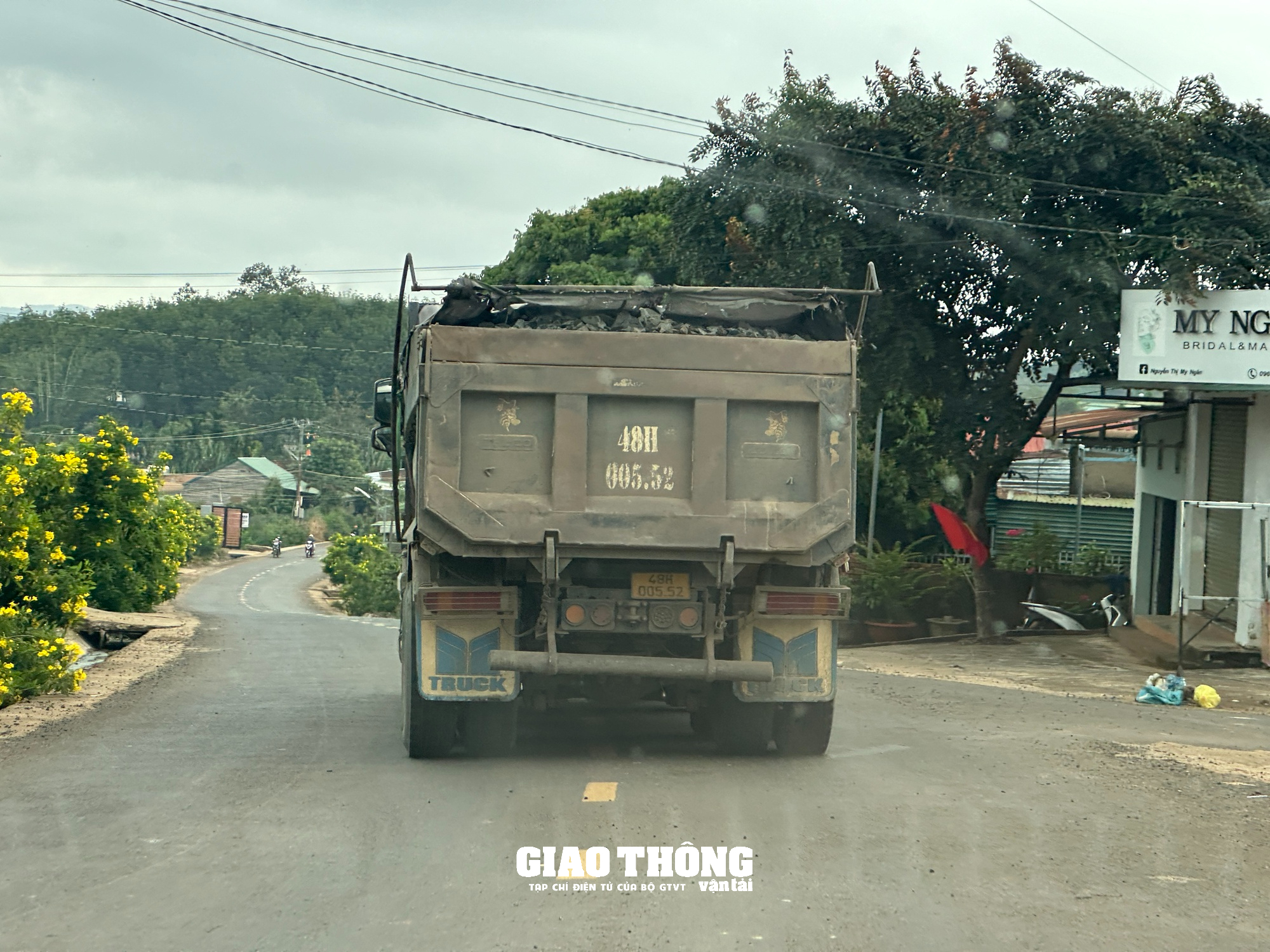 Đắk Nông: Xe chở đá dấu hiệu cơi nới thành thùng chở quá tải lại hoành hành- Ảnh 4.