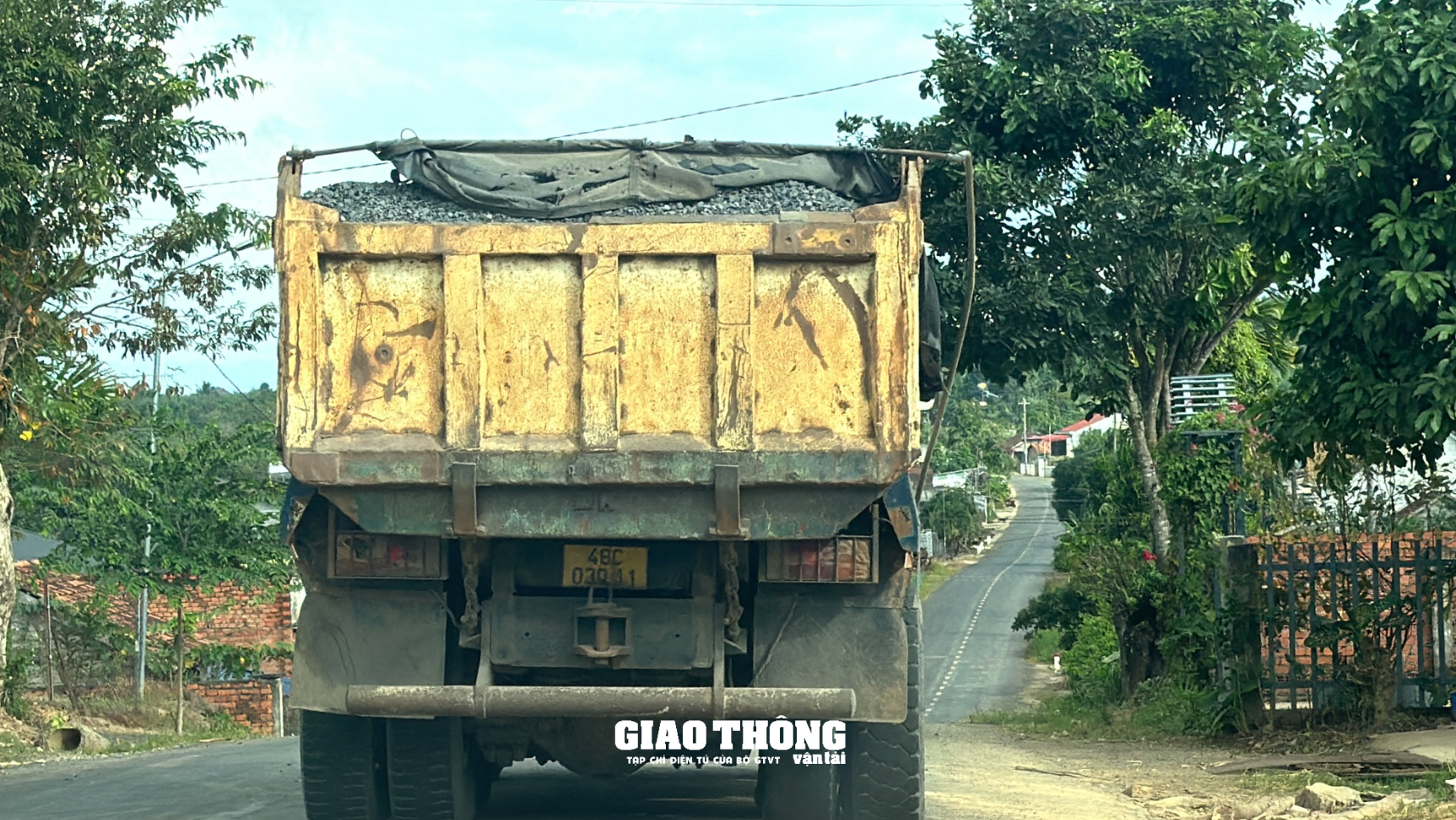 CSGT Đắk Nông xử lý xe chở đá có dấu hiệu quá tải, cơi nới thành thùng sau phản ánh của Tạp chí GTVT- Ảnh 2.