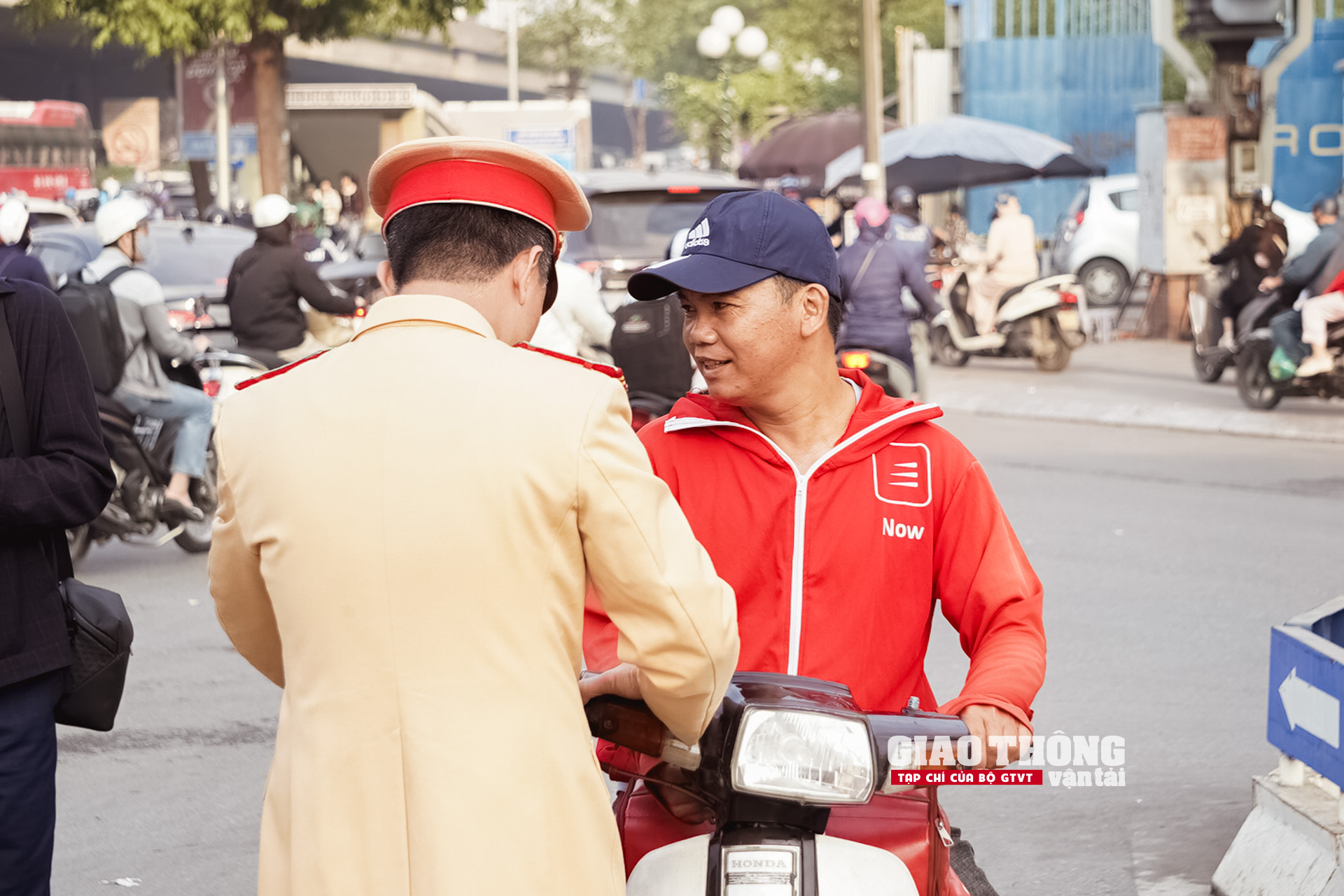 CSGT Hà Nội "mỏi tay" lập biên bản lỗi vượt đèn đỏ - Ảnh 8.