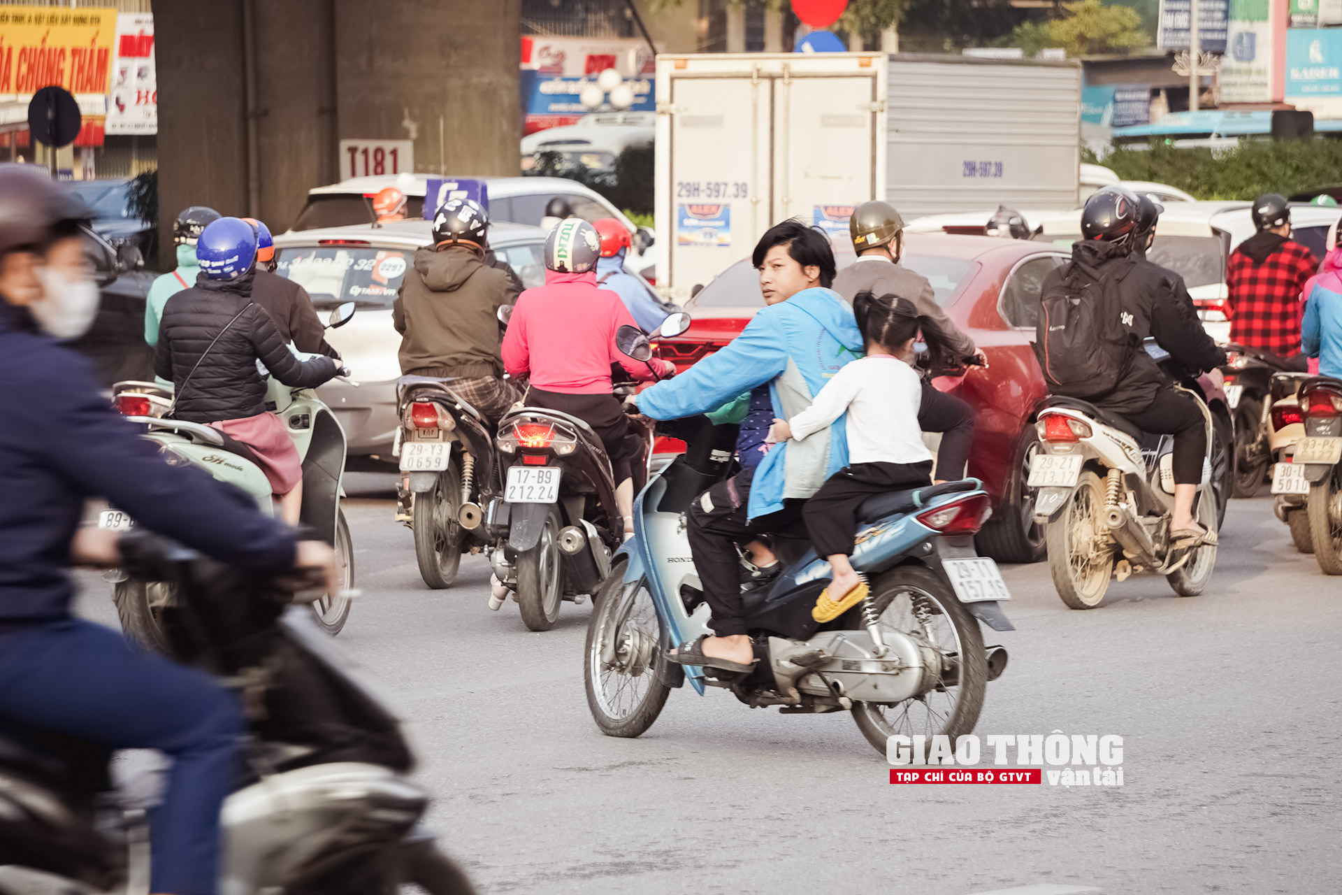 CSGT Hà Nội "mỏi tay" lập biên bản lỗi vượt đèn đỏ - Ảnh 4.