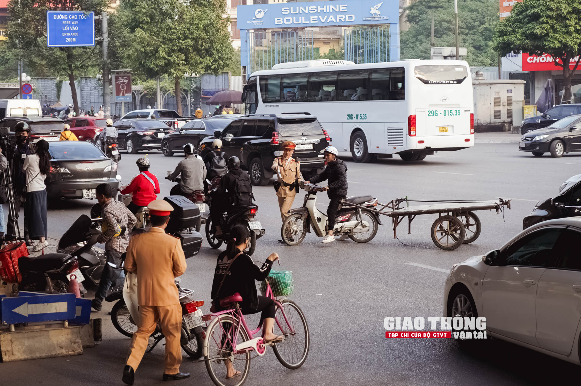 CSGT Hà Nội "mỏi tay" lập biên bản lỗi vượt đèn đỏ - Ảnh 12.