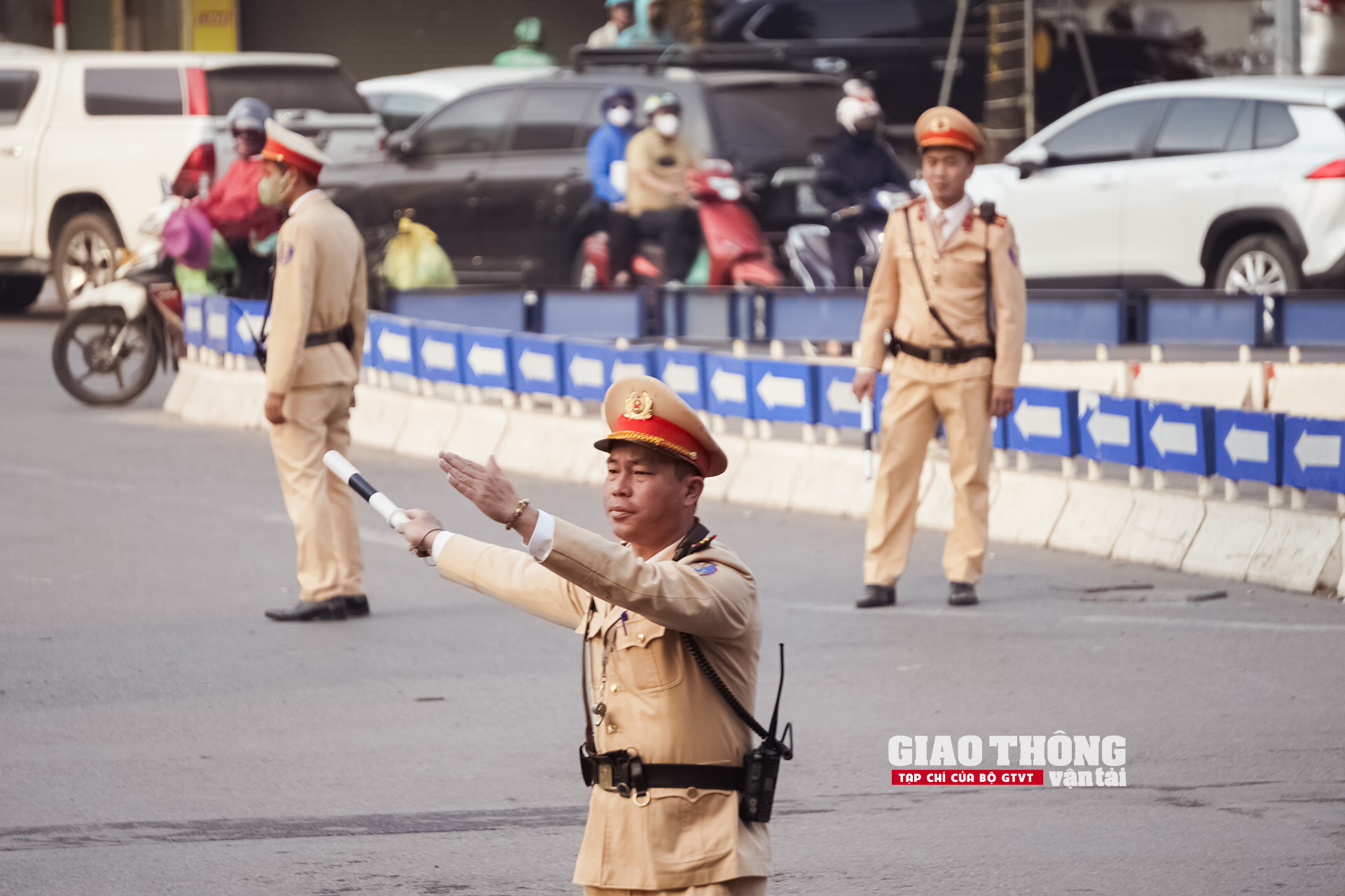 CSGT Hà Nội "mỏi tay" lập biên bản lỗi vượt đèn đỏ - Ảnh 21.