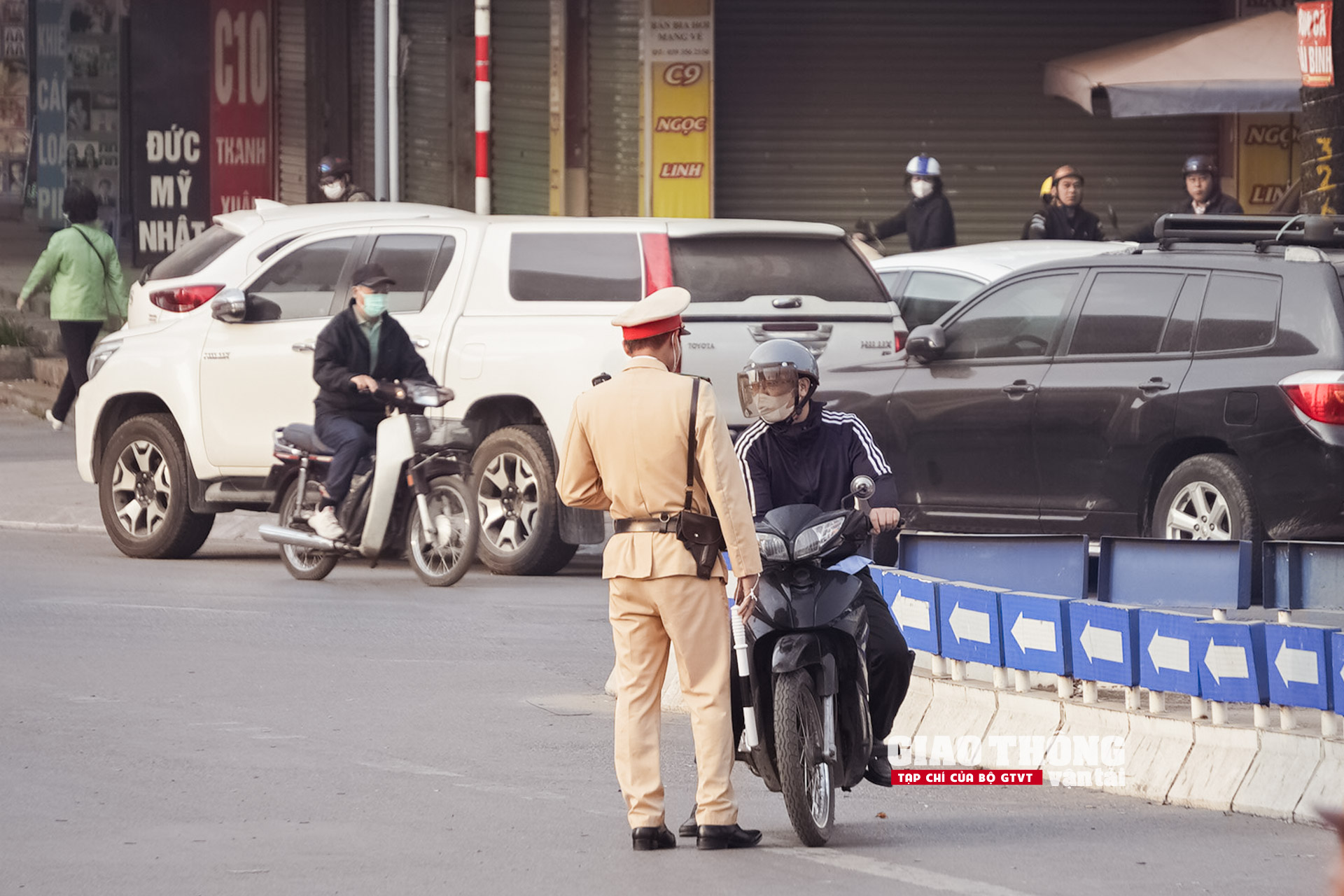 CSGT Hà Nội "mỏi tay" lập biên bản lỗi vượt đèn đỏ - Ảnh 14.