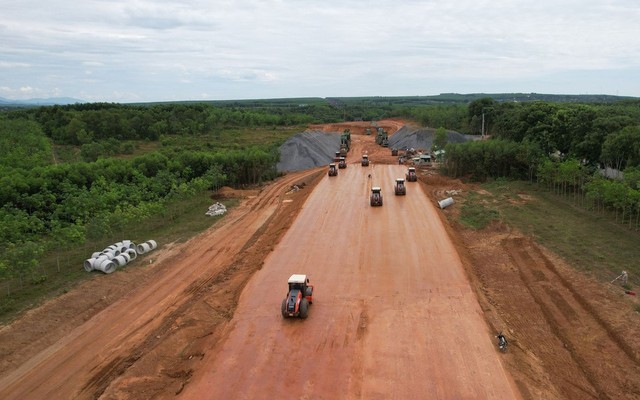 Xem xét xử lý nhà thầu "chây ì" thi công cao tốc Vạn Ninh - Cam Lộ - Ảnh 1.