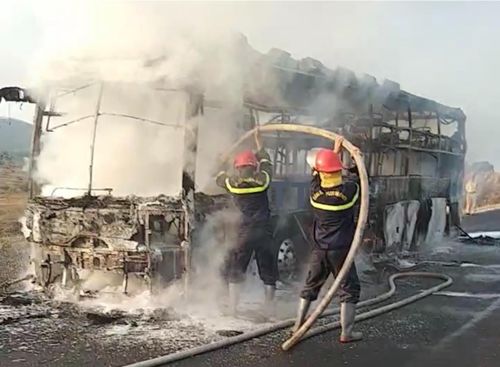 Xe khách cháy trơ khung trên cao tốc Vĩnh Hảo - Phan Thiết- Ảnh 2.