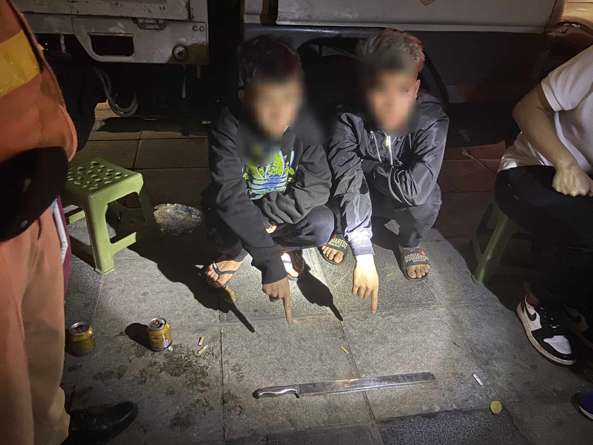 Cảnh sát 141 Hà Nội kịp thời bắt giữ "quái xế" phóng xe lạch lách đánh đêm cuối tuần- Ảnh 1.