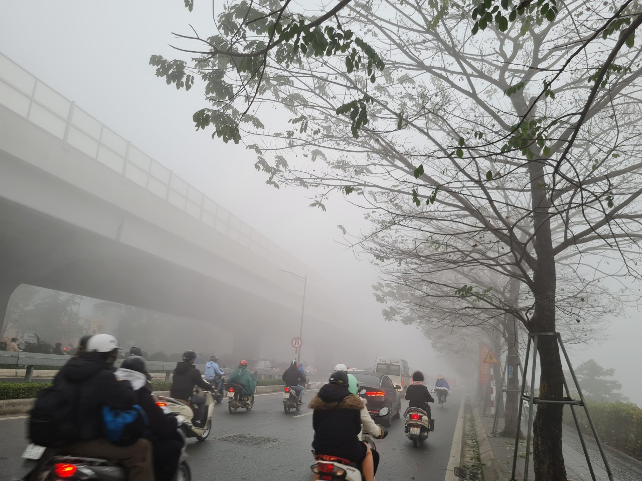 Chùm ảnh: Đường phố Hà Nội cực lạ trong sương mù dày đặc- Ảnh 5.