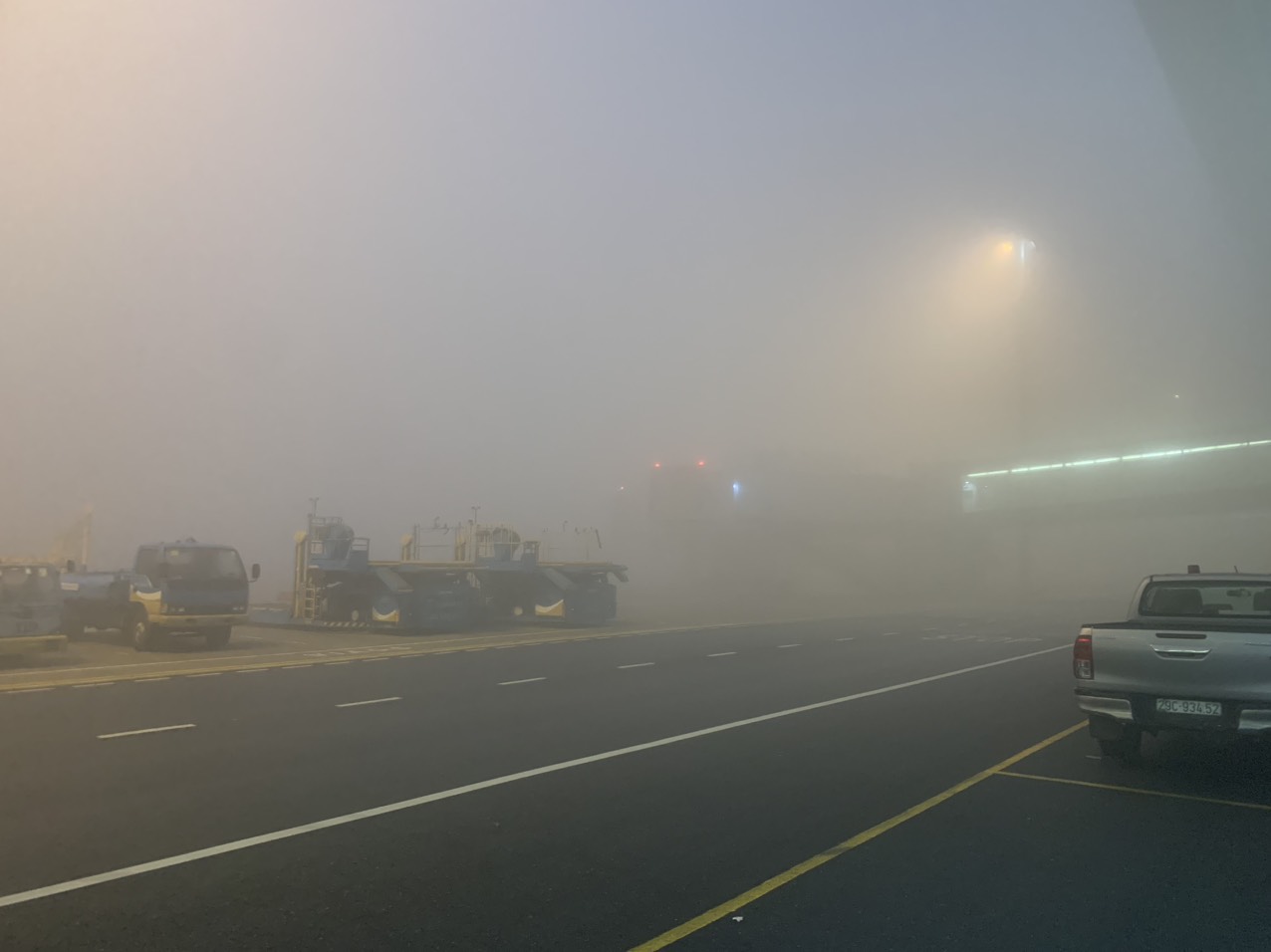 Nhiều chuyến bay không thể cất hạ cánh tại Nội Bài do sương mù dày đặc- Ảnh 1.