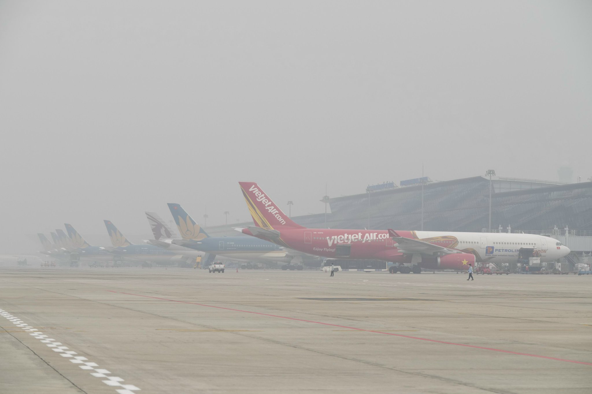 Nhiều chuyến bay không thể cất hạ cánh tại Nội Bài do sương mù dày đặc- Ảnh 2.