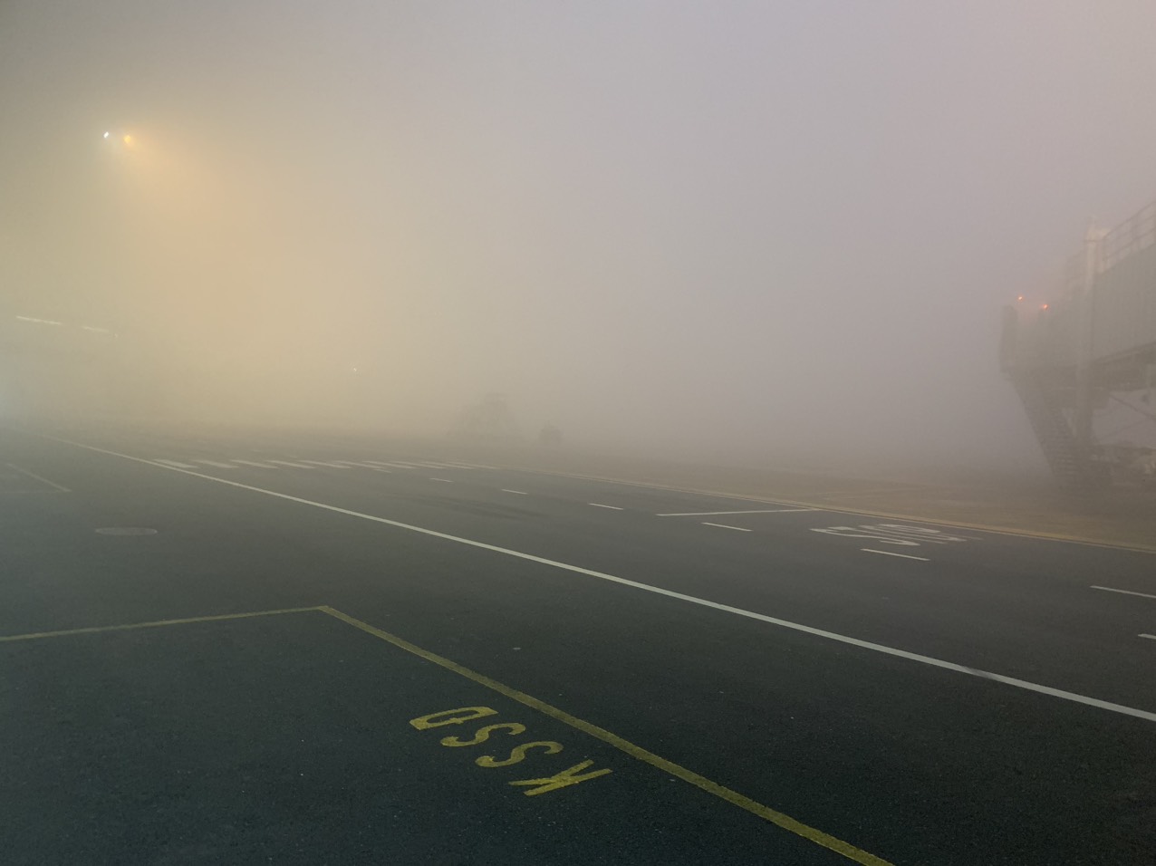 Nhiều chuyến bay không thể cất hạ cánh tại Nội Bài do sương mù dày đặc- Ảnh 3.