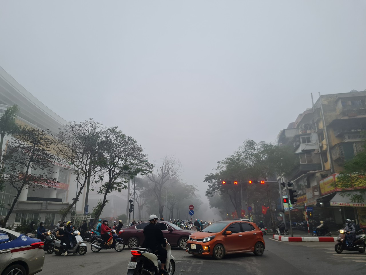 Chùm ảnh: Đường phố Hà Nội cực lạ trong sương mù dày đặc- Ảnh 1.