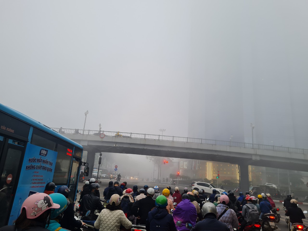 Chùm ảnh: Đường phố Hà Nội cực lạ trong sương mù dày đặc- Ảnh 2.