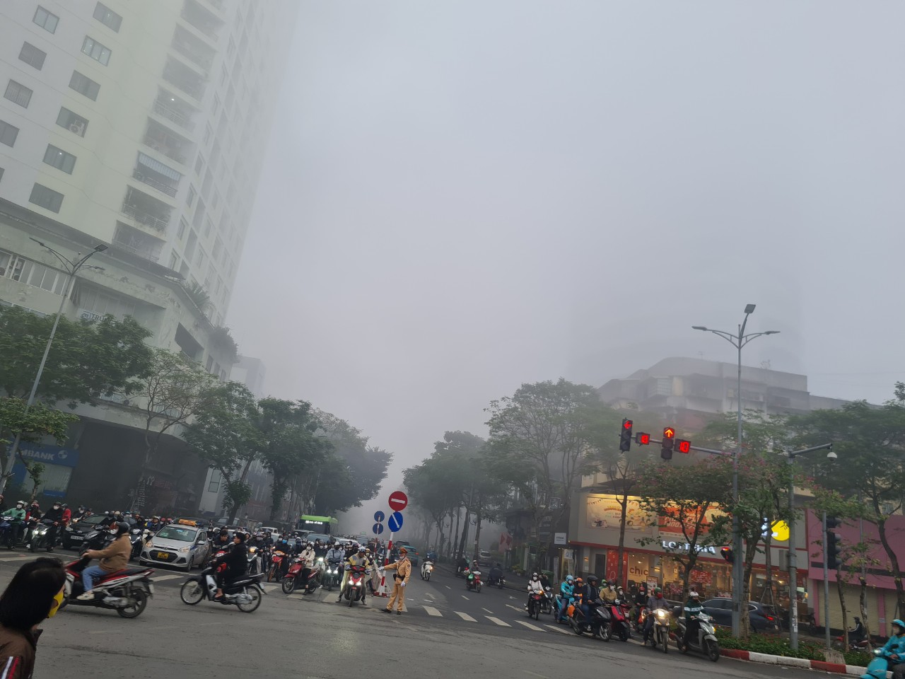 Chùm ảnh: Đường phố Hà Nội cực lạ trong sương mù dày đặc- Ảnh 3.