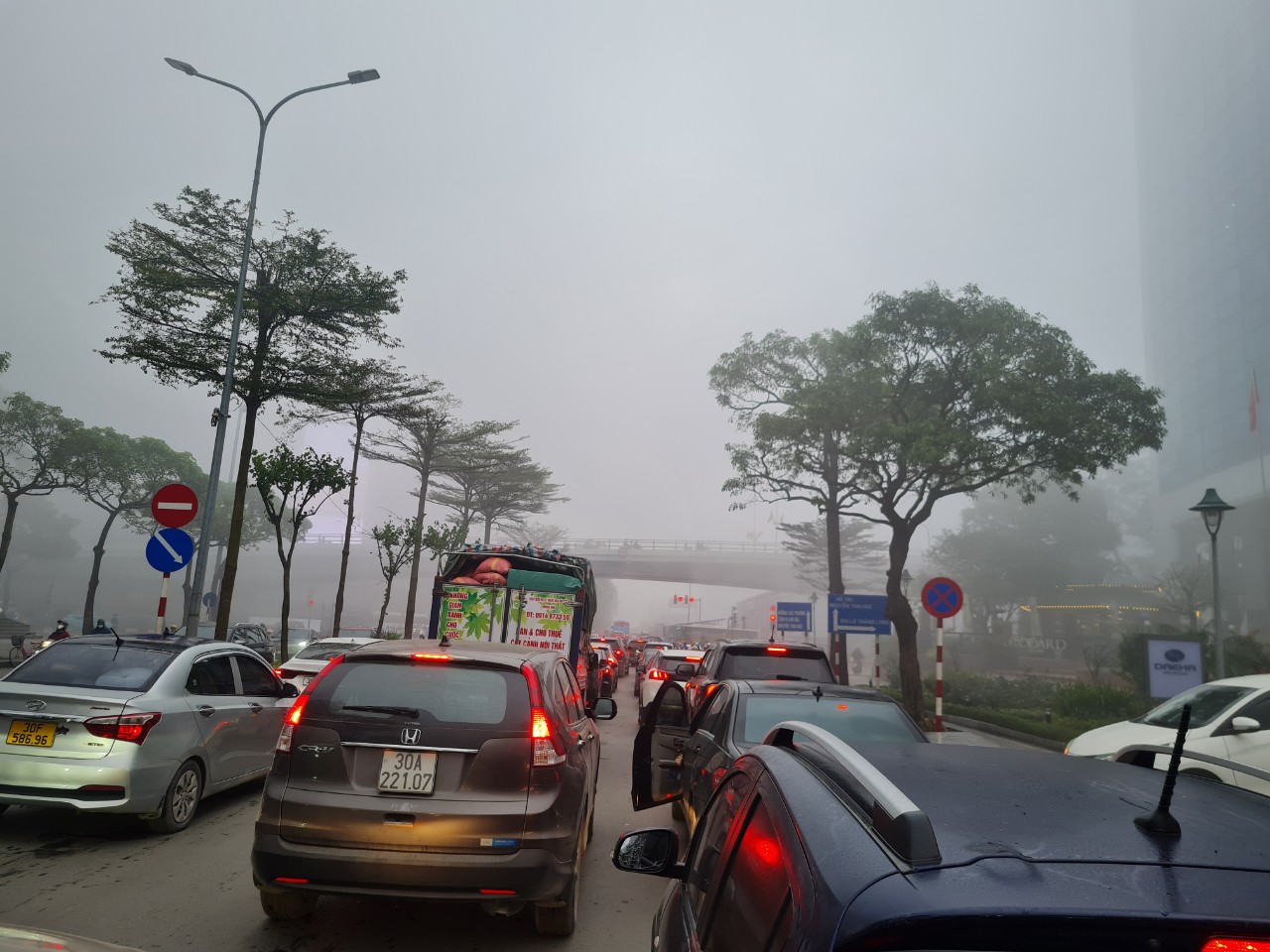 Chùm ảnh: Đường phố Hà Nội cực lạ trong sương mù dày đặc- Ảnh 4.