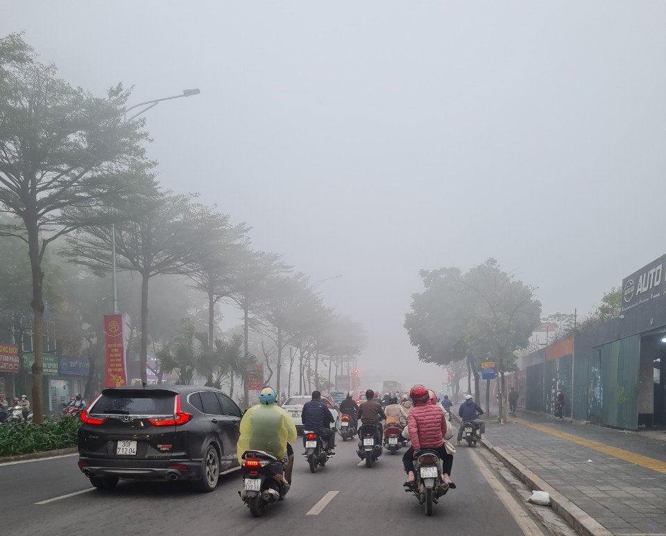 Chùm ảnh: Đường phố Hà Nội cực lạ trong sương mù dày đặc- Ảnh 6.