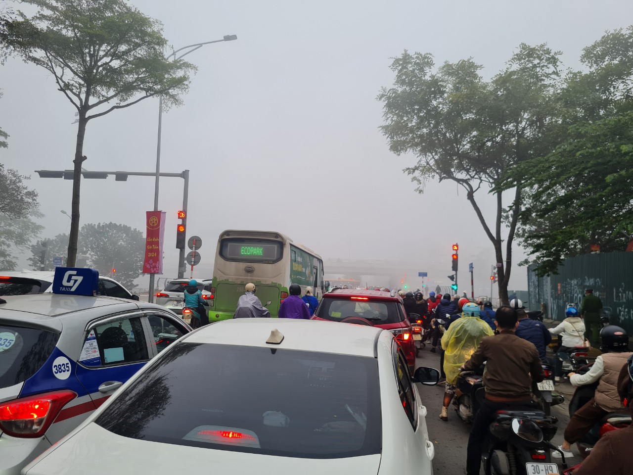 Chùm ảnh: Đường phố Hà Nội cực lạ trong sương mù dày đặc- Ảnh 7.