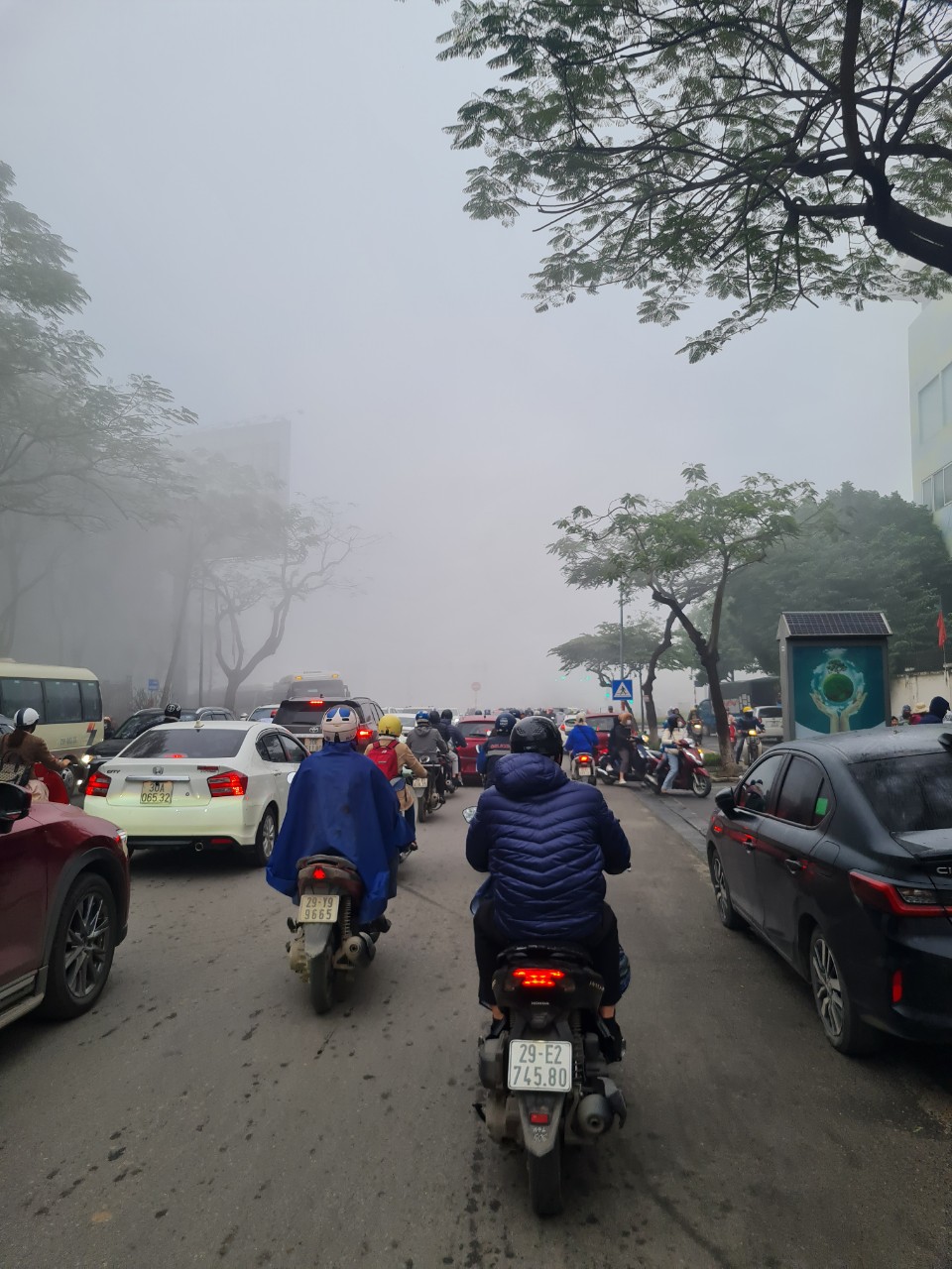 Chùm ảnh: Đường phố Hà Nội cực lạ trong sương mù dày đặc- Ảnh 8.