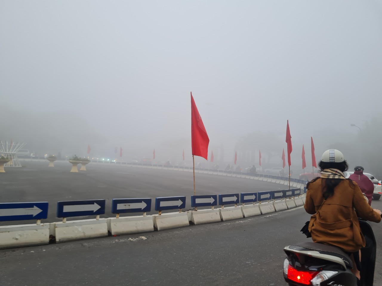 Chùm ảnh: Đường phố Hà Nội cực lạ trong sương mù dày đặc- Ảnh 9.